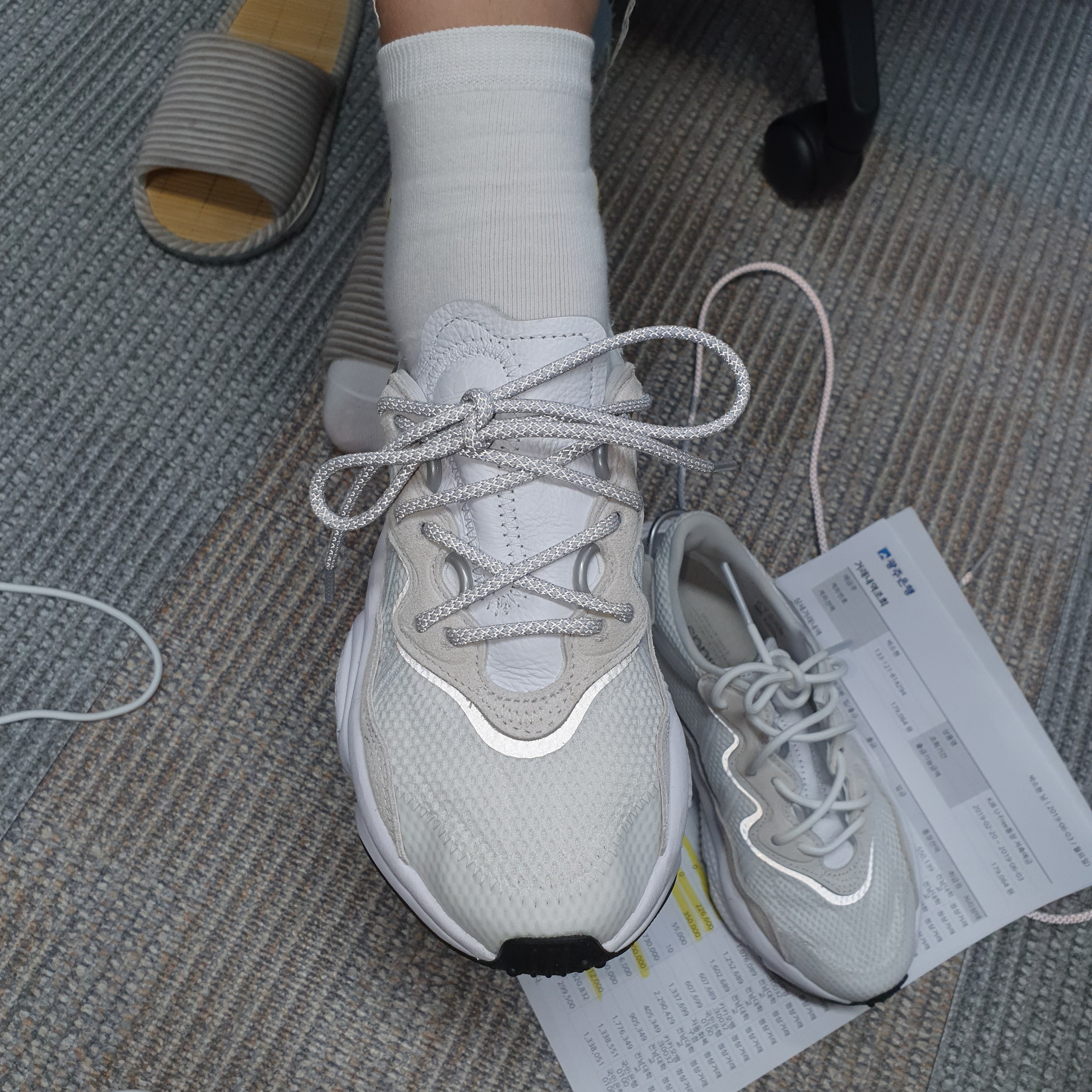Adidas Ozweego Chalk Pearl 착용 스타일 - 2