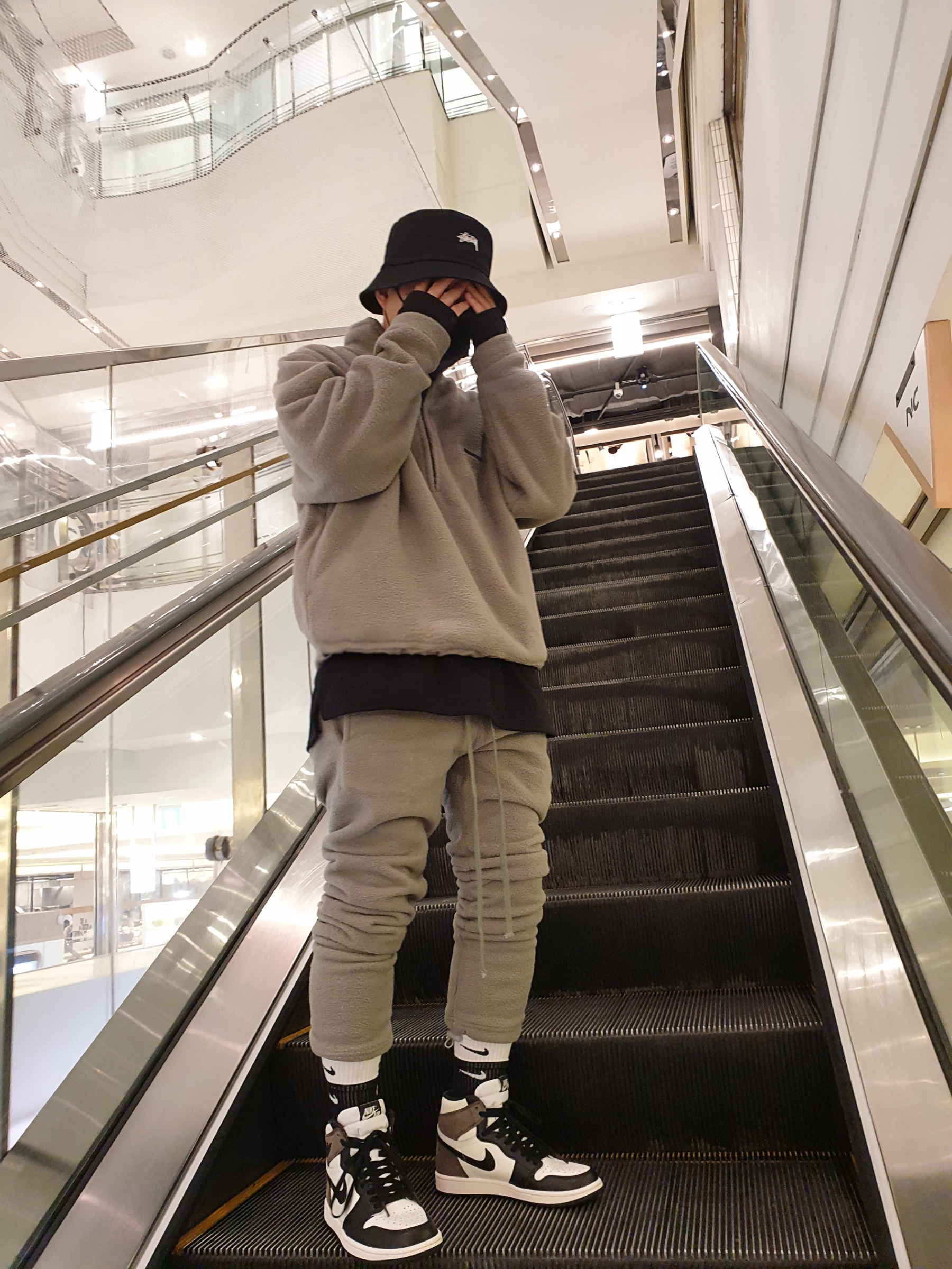 Jordan 1 Retro High OG Black Mocha, Essentials Polar Fleece Sweatpants Taupe - 20FW 착용 스타일