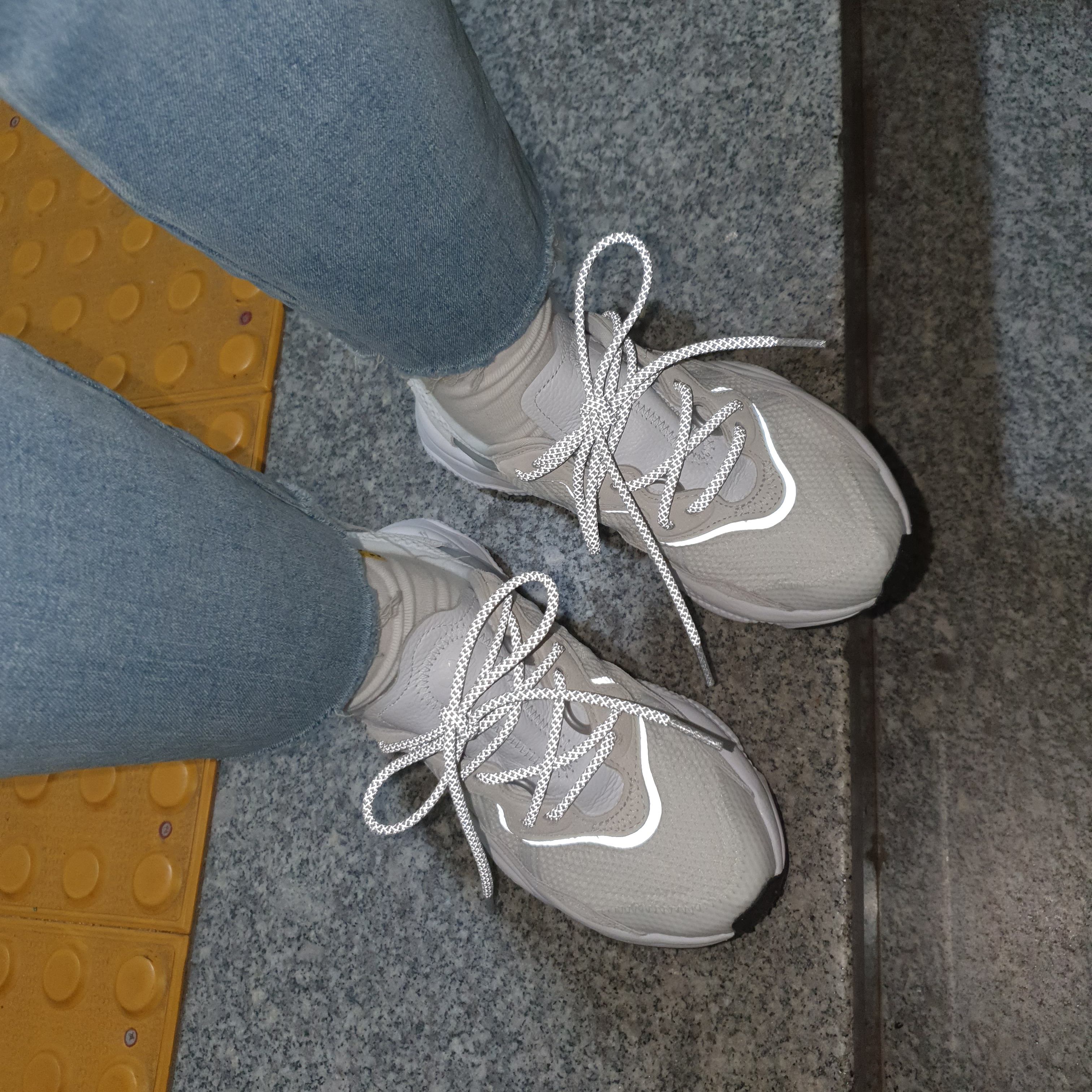 Adidas Ozweego Chalk Pearl 착용 스타일 - 1