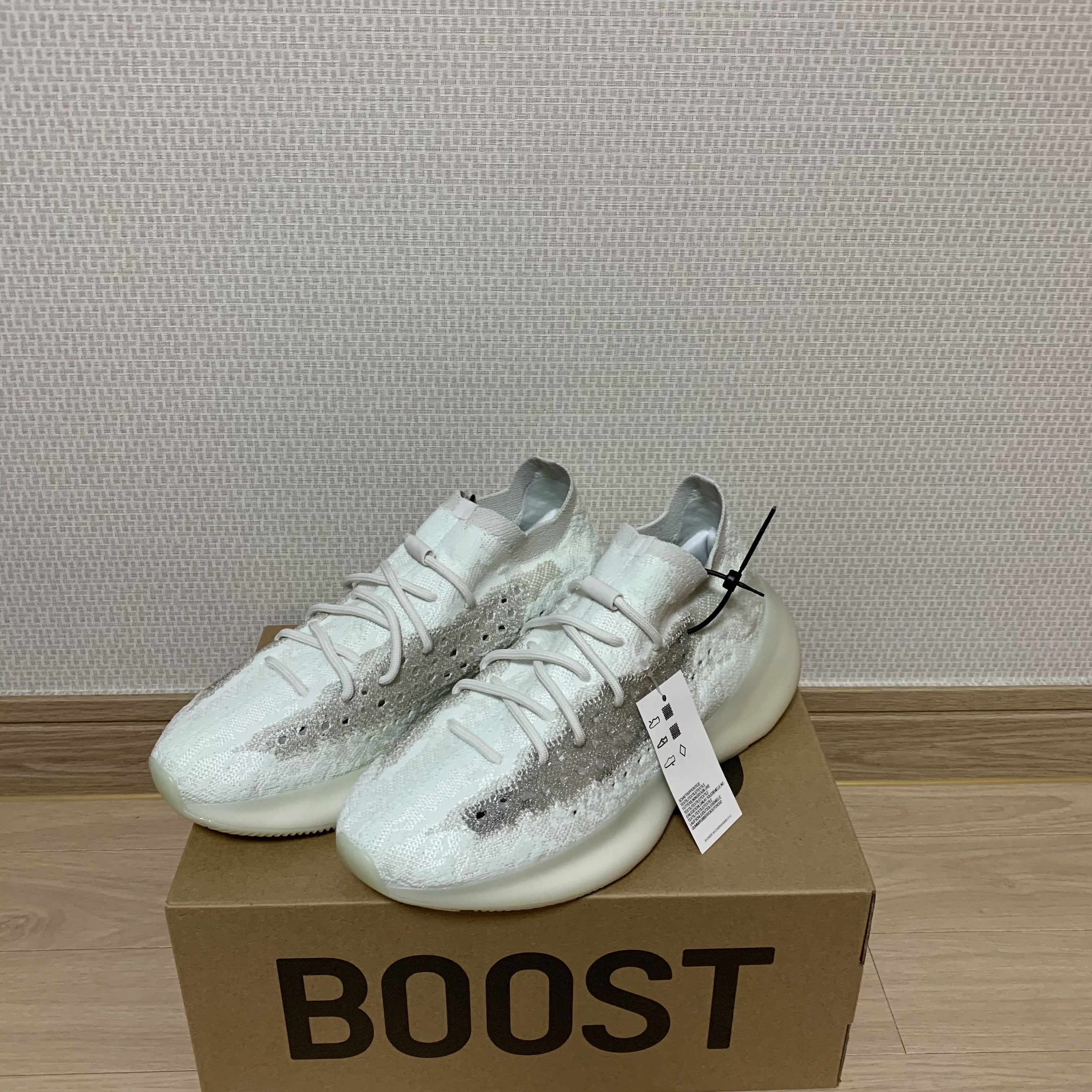 Adidas Yeezy Boost 380 Calcite Glow 착용 스타일