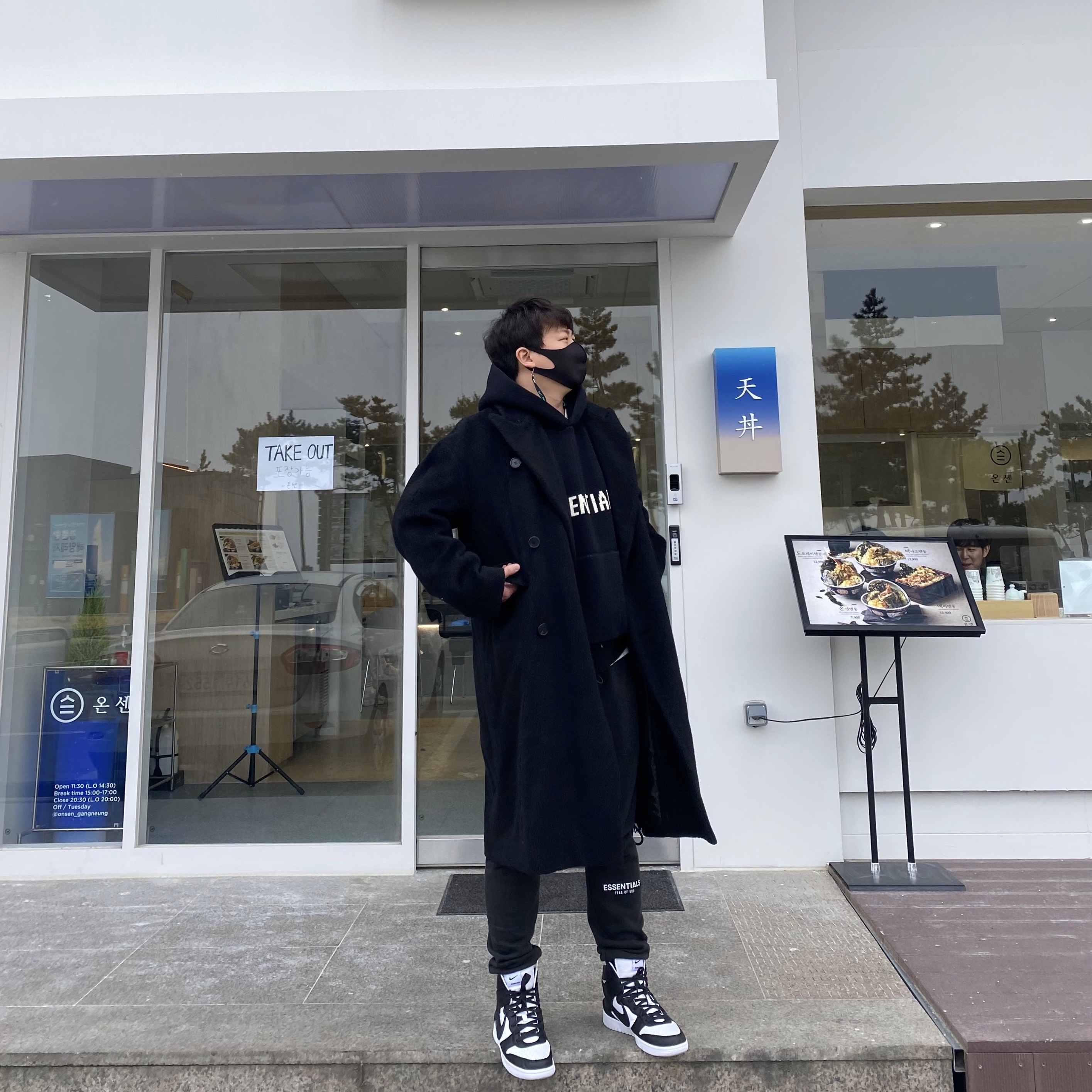 Essentials Sweatpants Dark Slate/Black 2020, Essentials Knit Hoodie Black - 20FW 착용 스타일 - 1