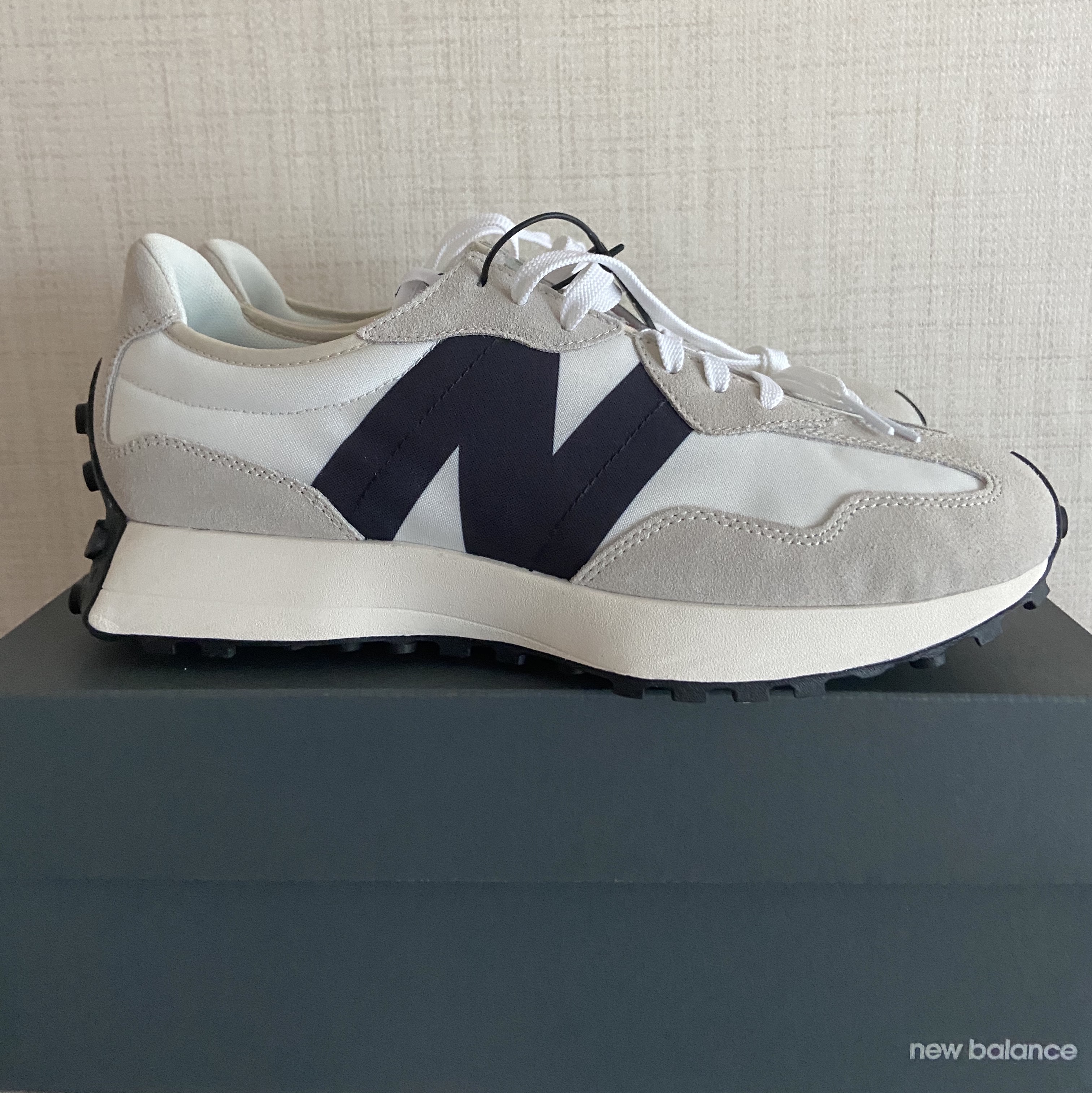 New Balance 327 White Black 착용 스타일 - 1