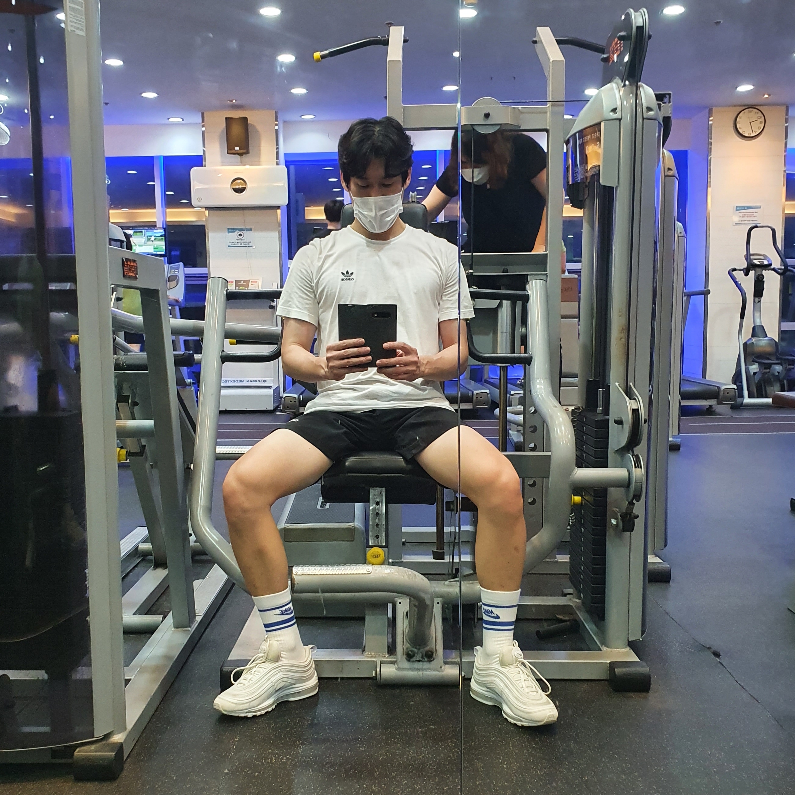 Nike Air Max 97 Triple White Wolf Grey 착용 스타일