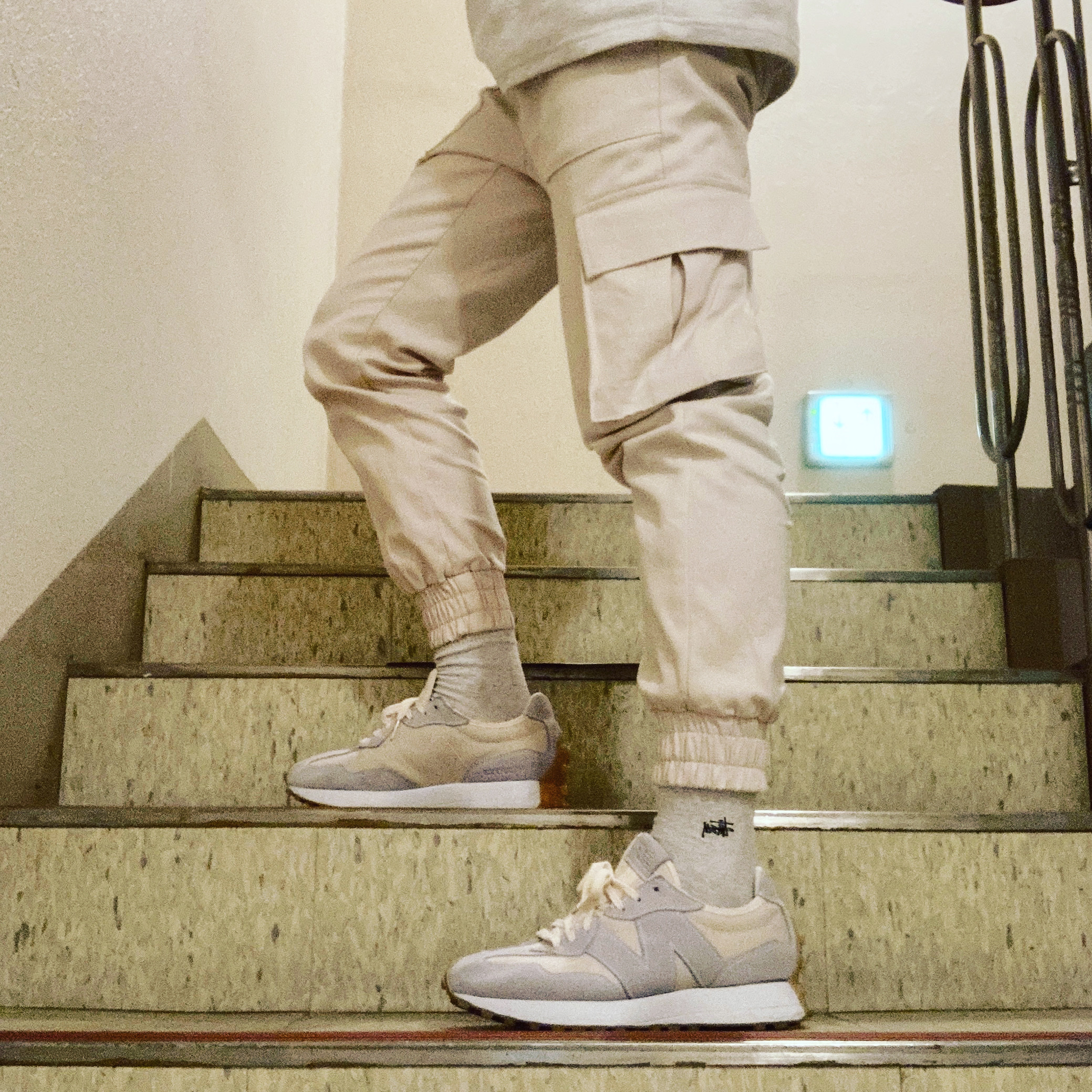 (W) New Balance 327 Undyed White Pale Blue 착용 스타일