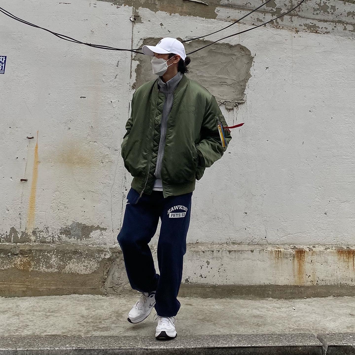 Nike Air Monarch IV White Navy, IAB Studio x Alpha Industries MA-1 Jacket Khaki 착용 스타일 - 2
