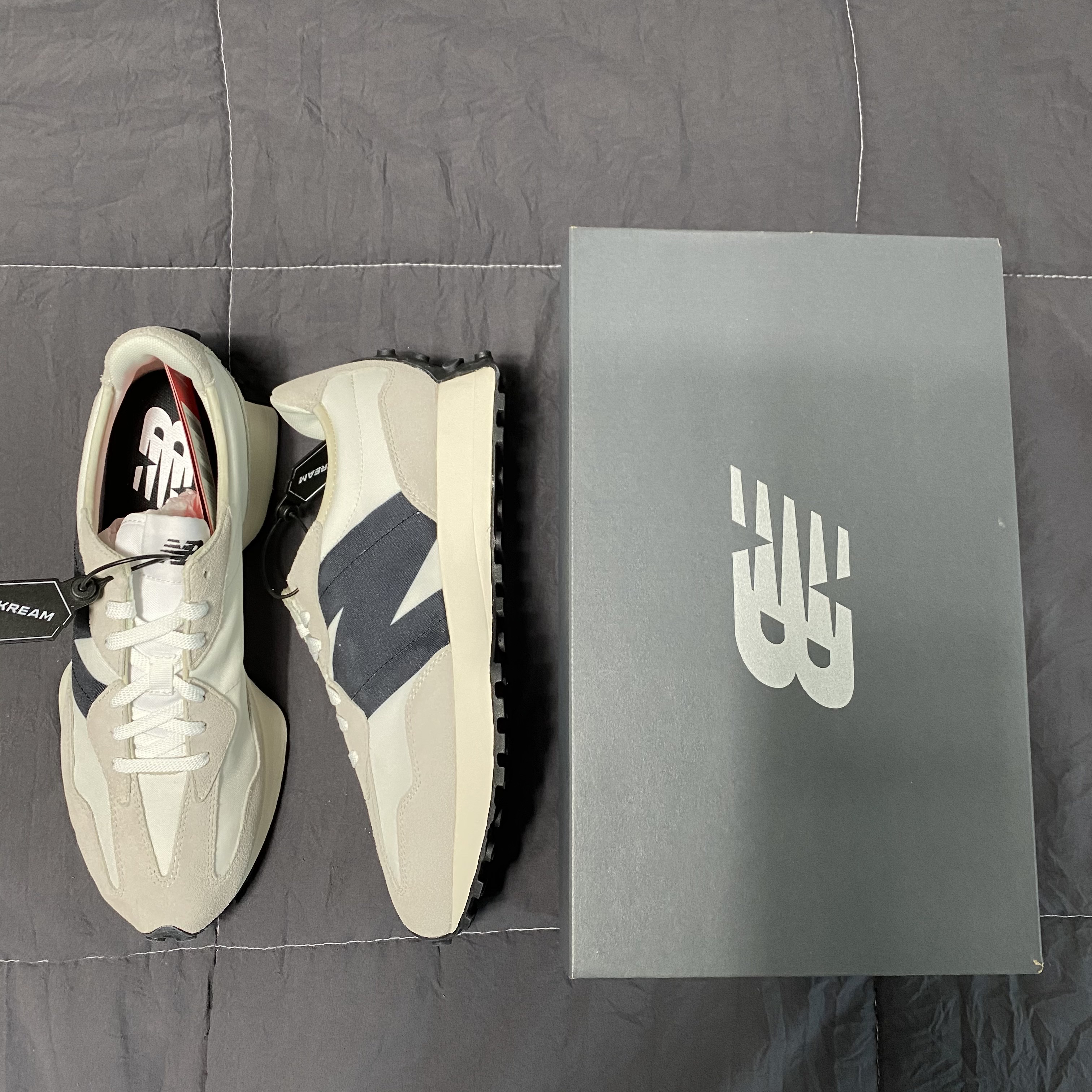 New Balance 327 White Black 착용 스타일