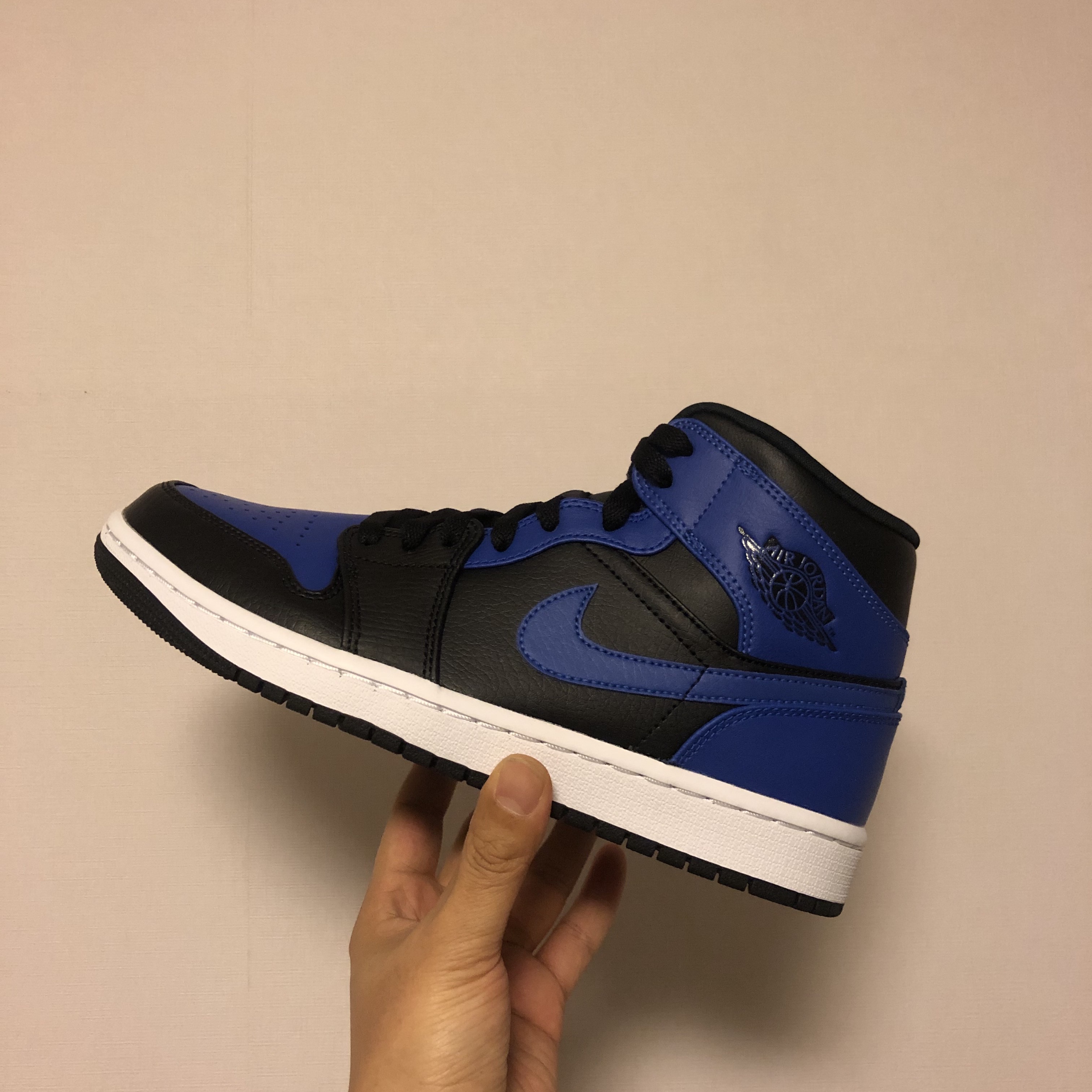 Jordan 1 Mid Black Hyper Royal 착용 스타일 - 2