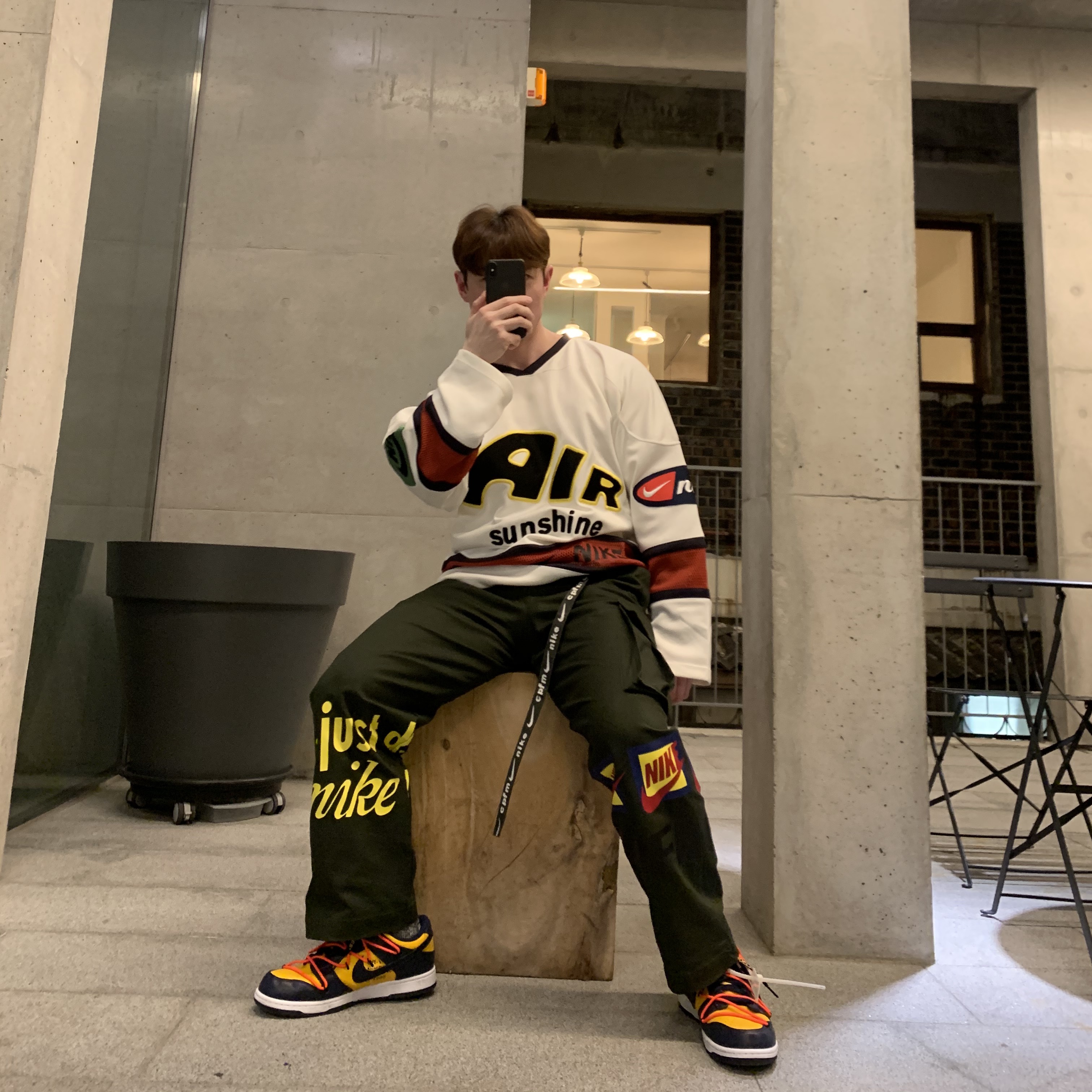 Nike x Off-White Dunk Low University Gold Midnight Navy, Nike x Cactus Plant Flea Market Hockey Jersey White 착용 스타일