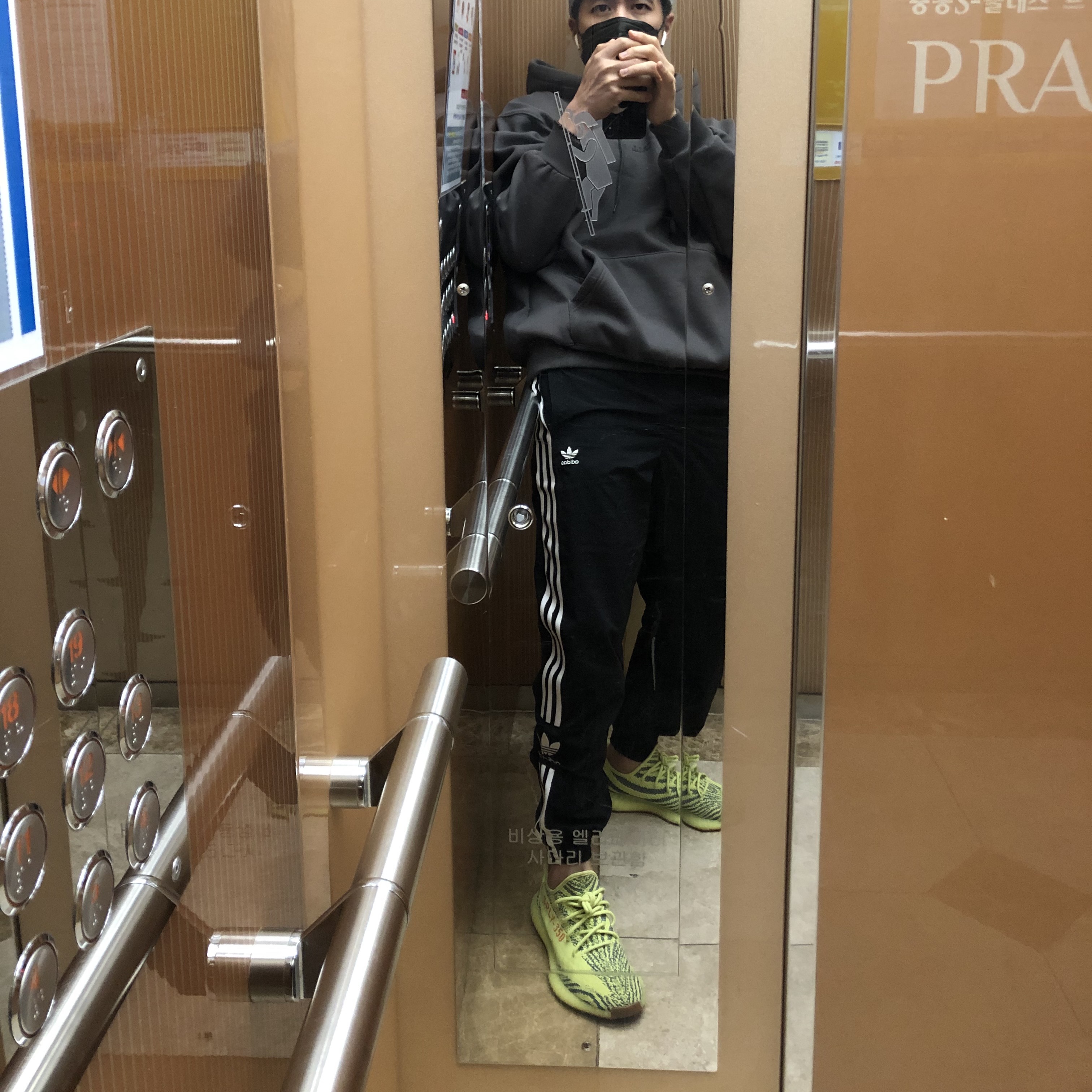Adidas Yeezy Boost 350 V2 Semi Frozen Yellow 착용 스타일