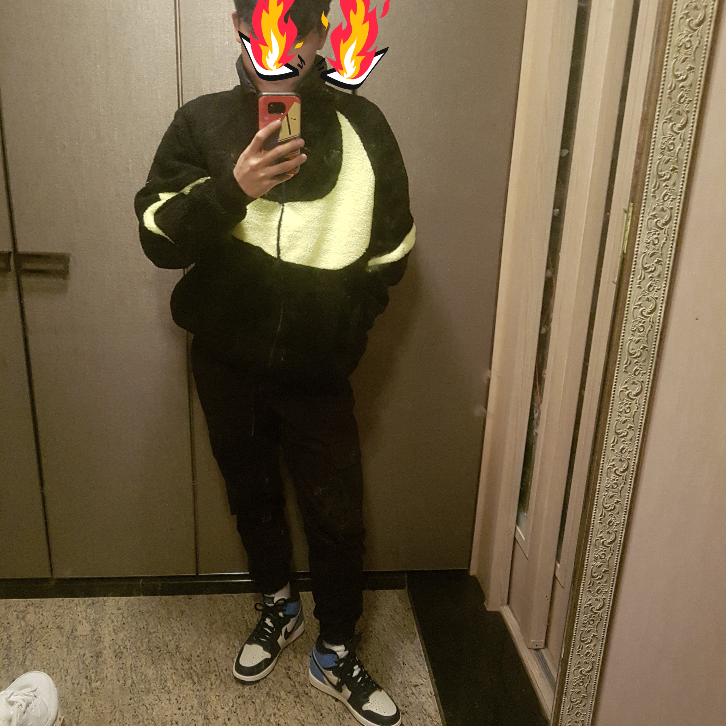 Jordan 1 Retro High Obsidian UNC, Nike Big Swoosh Full Zip Jacket Black Volt 착용 스타일
