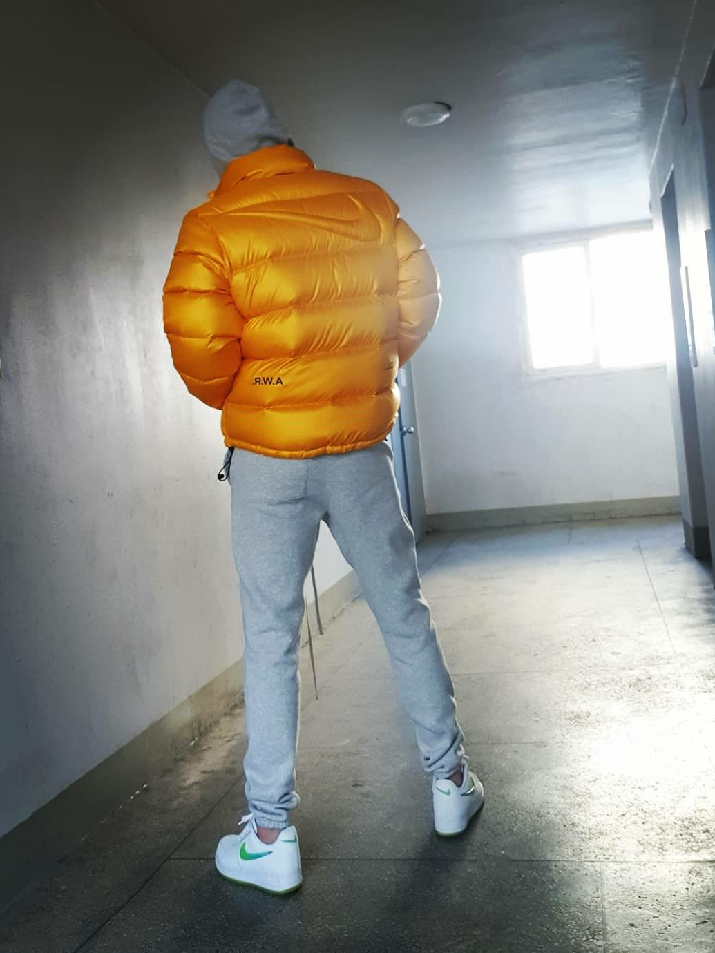 Nike x Drake Nocta Puffer Jacket University Gold - US/EU, Essentials Sweatpants Heather Grey - 20FW 착용 스타일 - 1