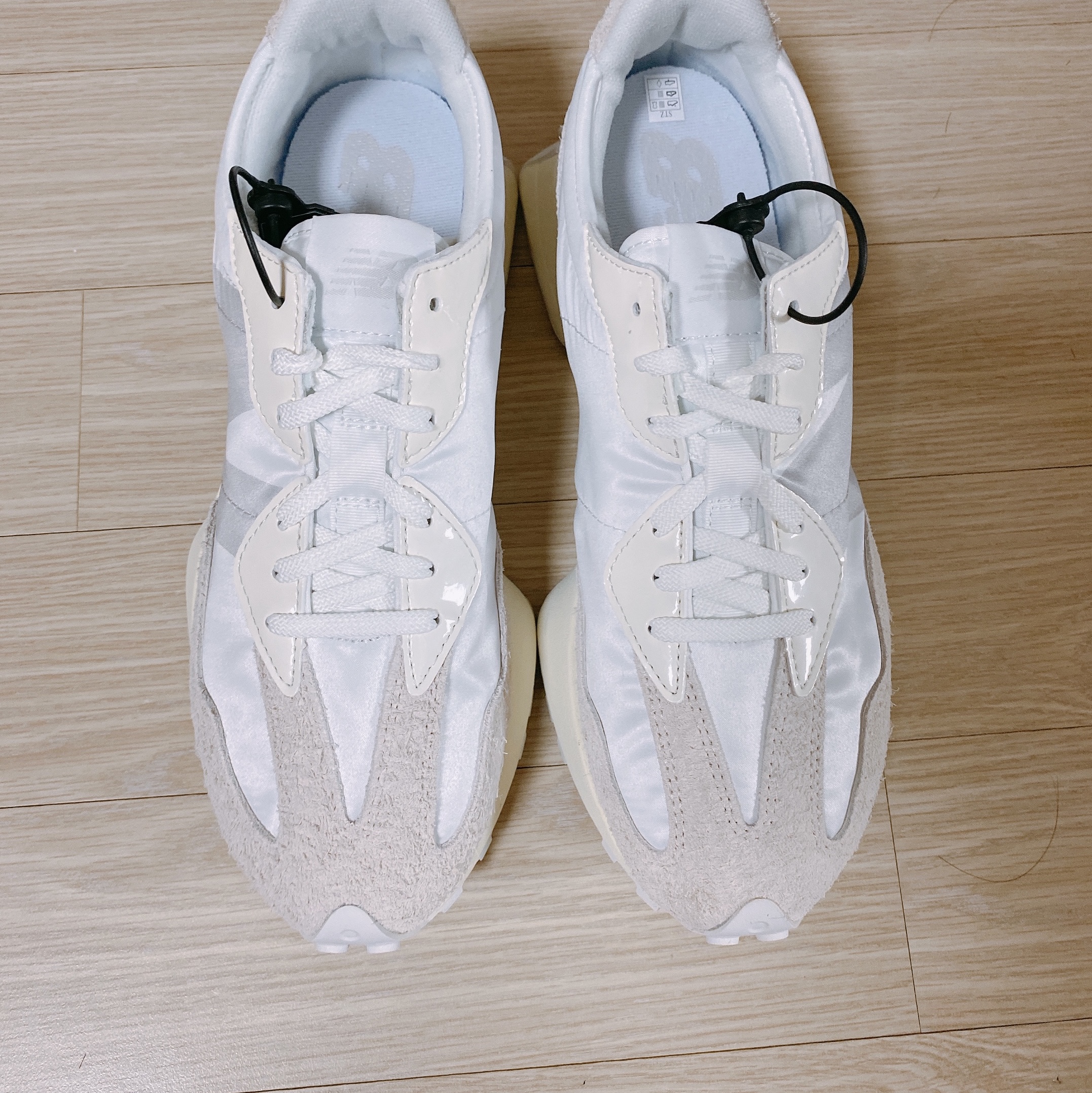 (W) New Balance 327 White Moonbeam 착용 스타일 - 3