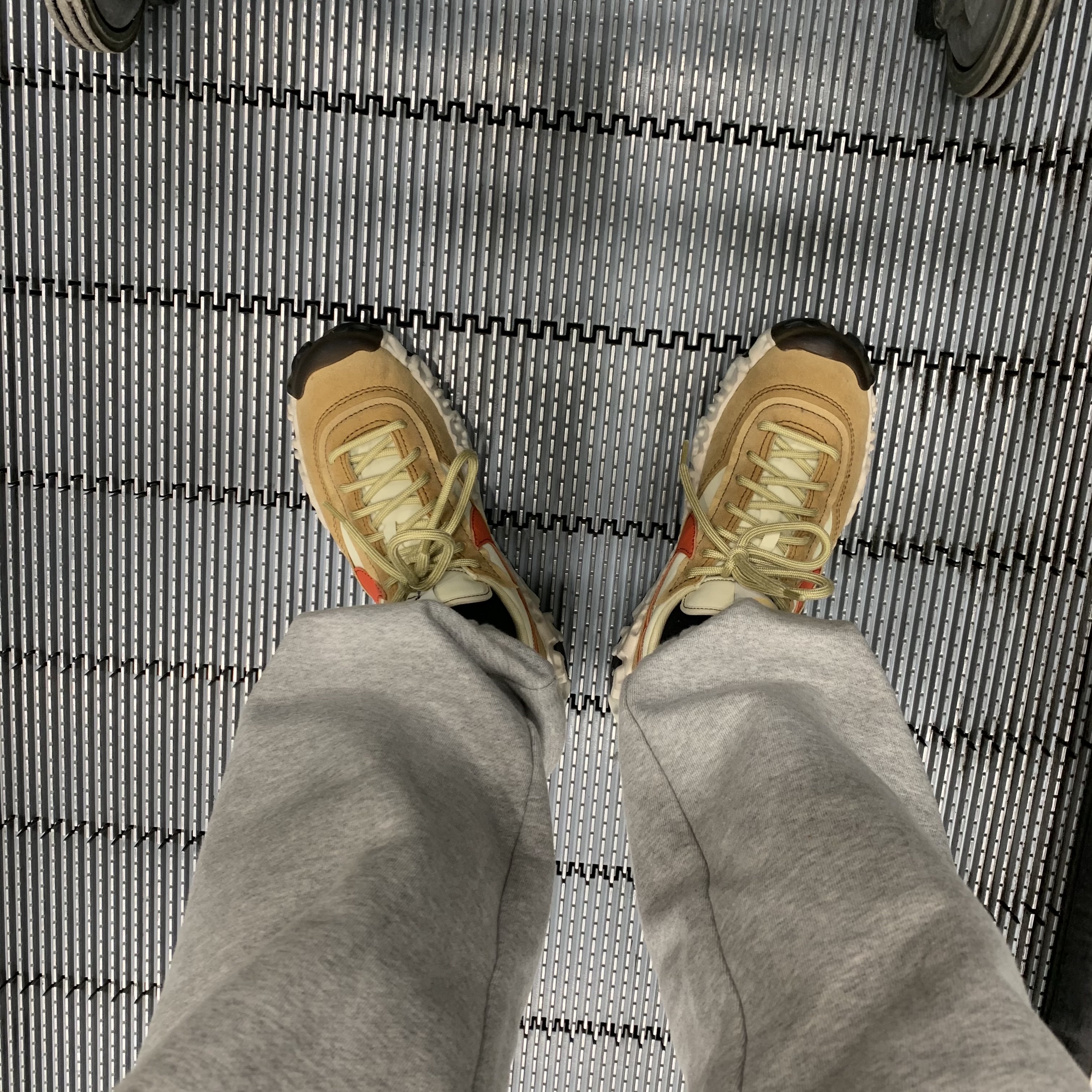 Nike Overbreak SP Fossil 착용 스타일 - 2