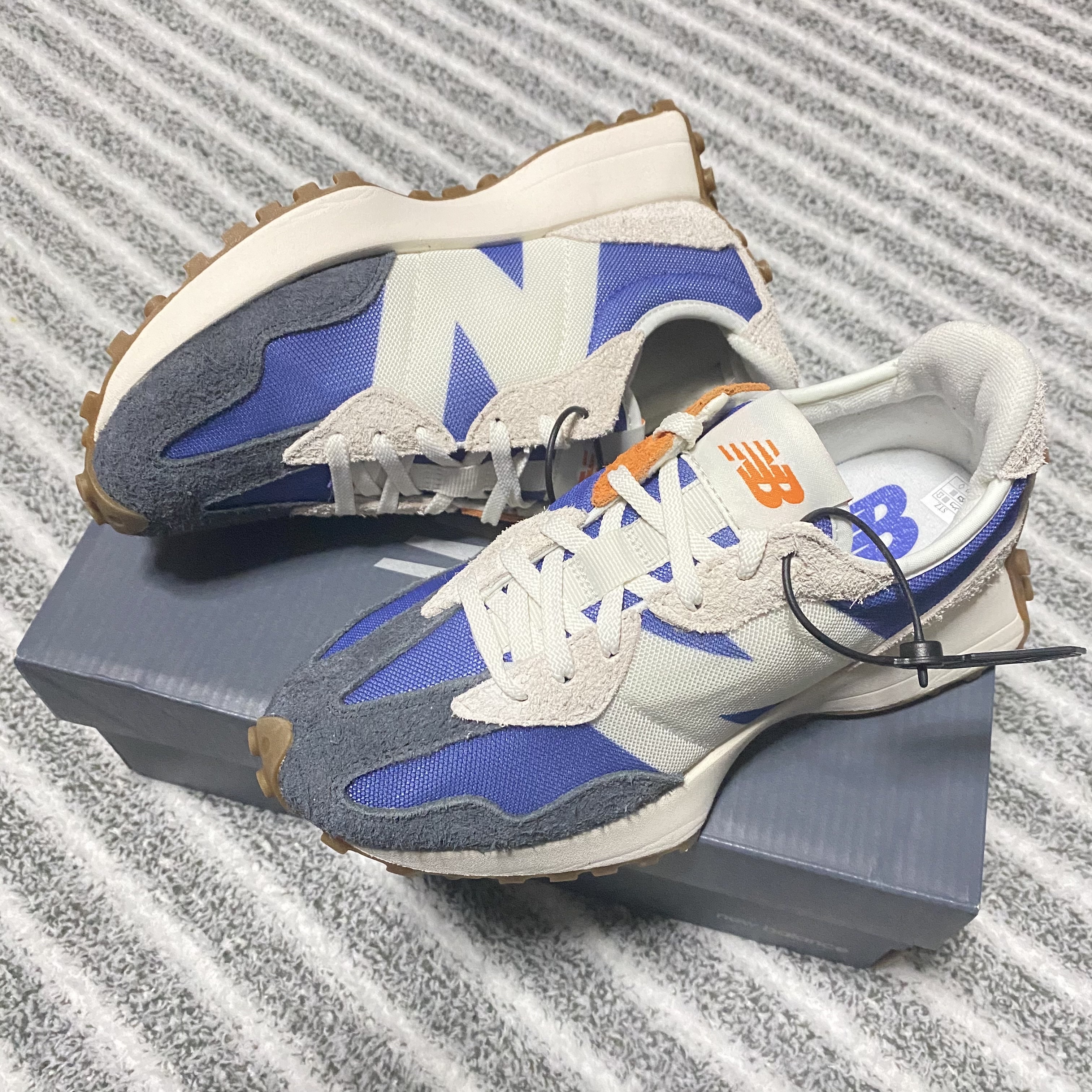 (W) New Balance 327 Magnetic Blue Varsity Orange 착용 스타일