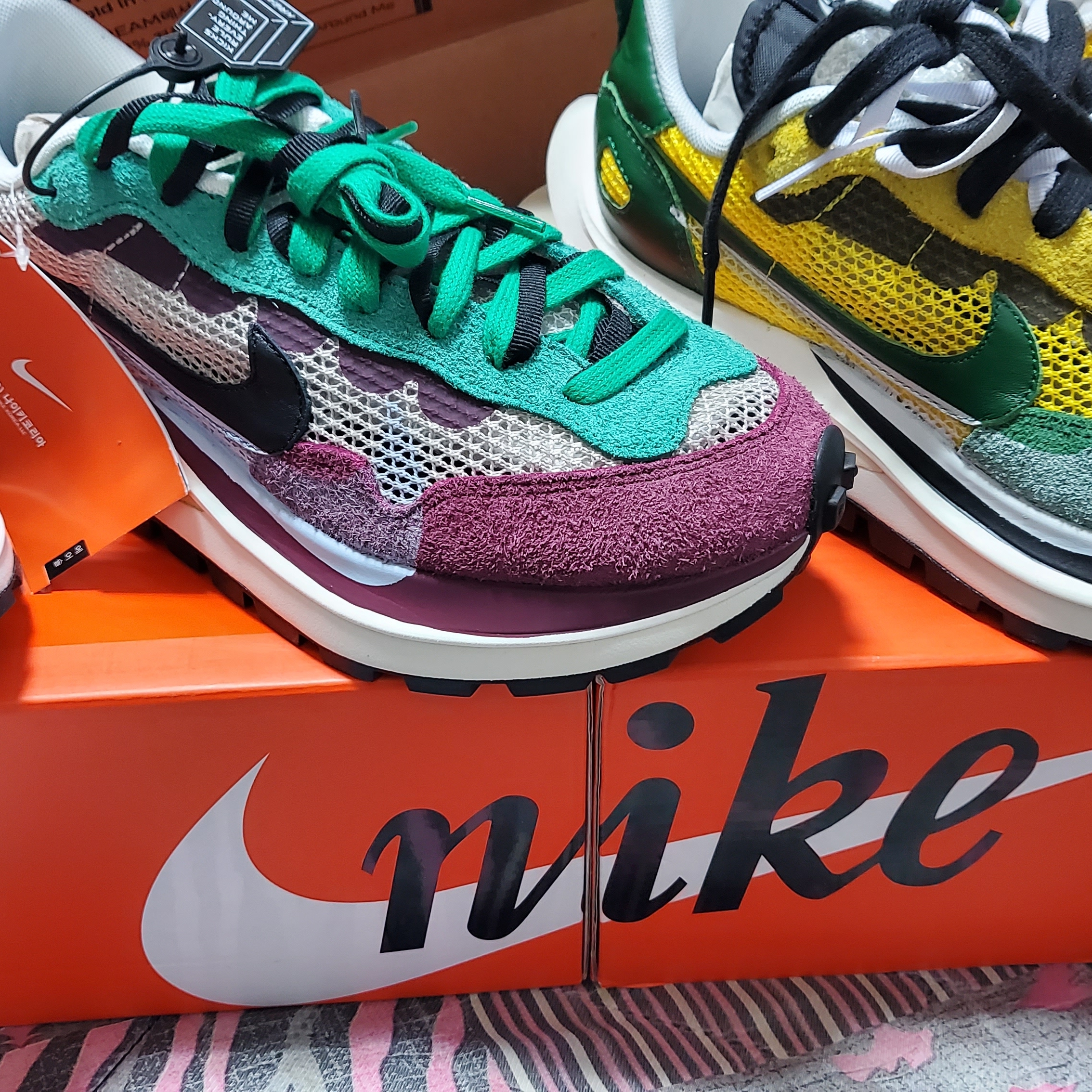 Nike x Sacai VaporWaffle String & Black Villain Red, Nike x Sacai VaporWaffle Tour Yellow & Gorge Green Sail 착용 스타일