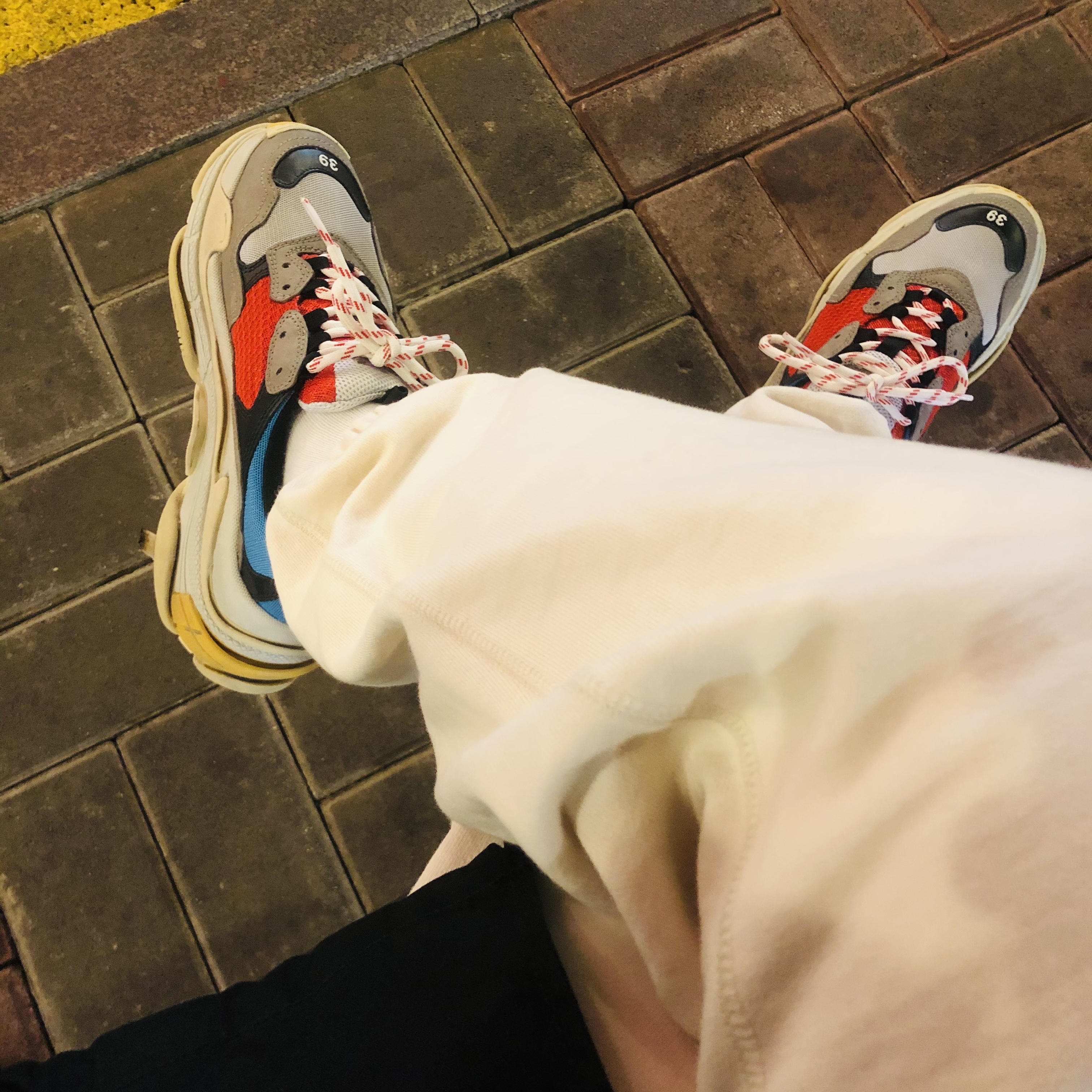 Balenciaga Triple S Grey Red Blue 2018 Reissue 착용 스타일
