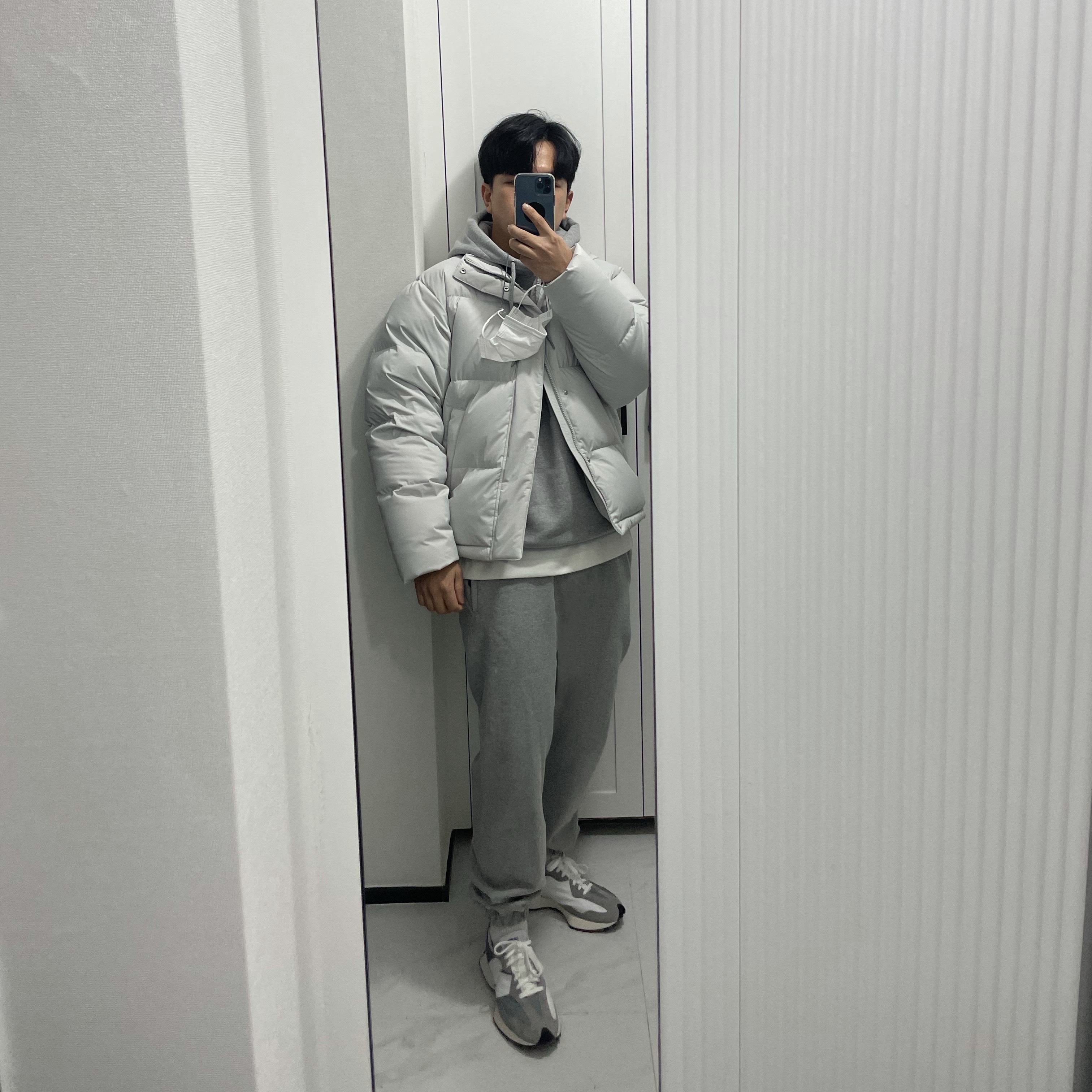 New Balance 327 Grey 착용 스타일