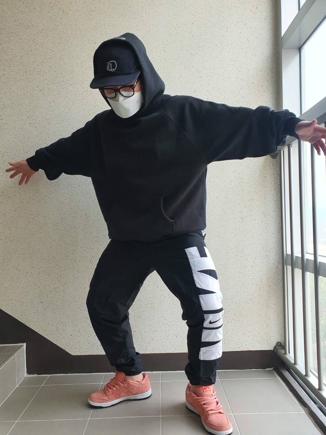 Essentials 3D Silicon Applique Pullover Hoodie Dark Slate/Black 2020, Nike SB Dunk Low Pro Pink Pig 착용 스타일