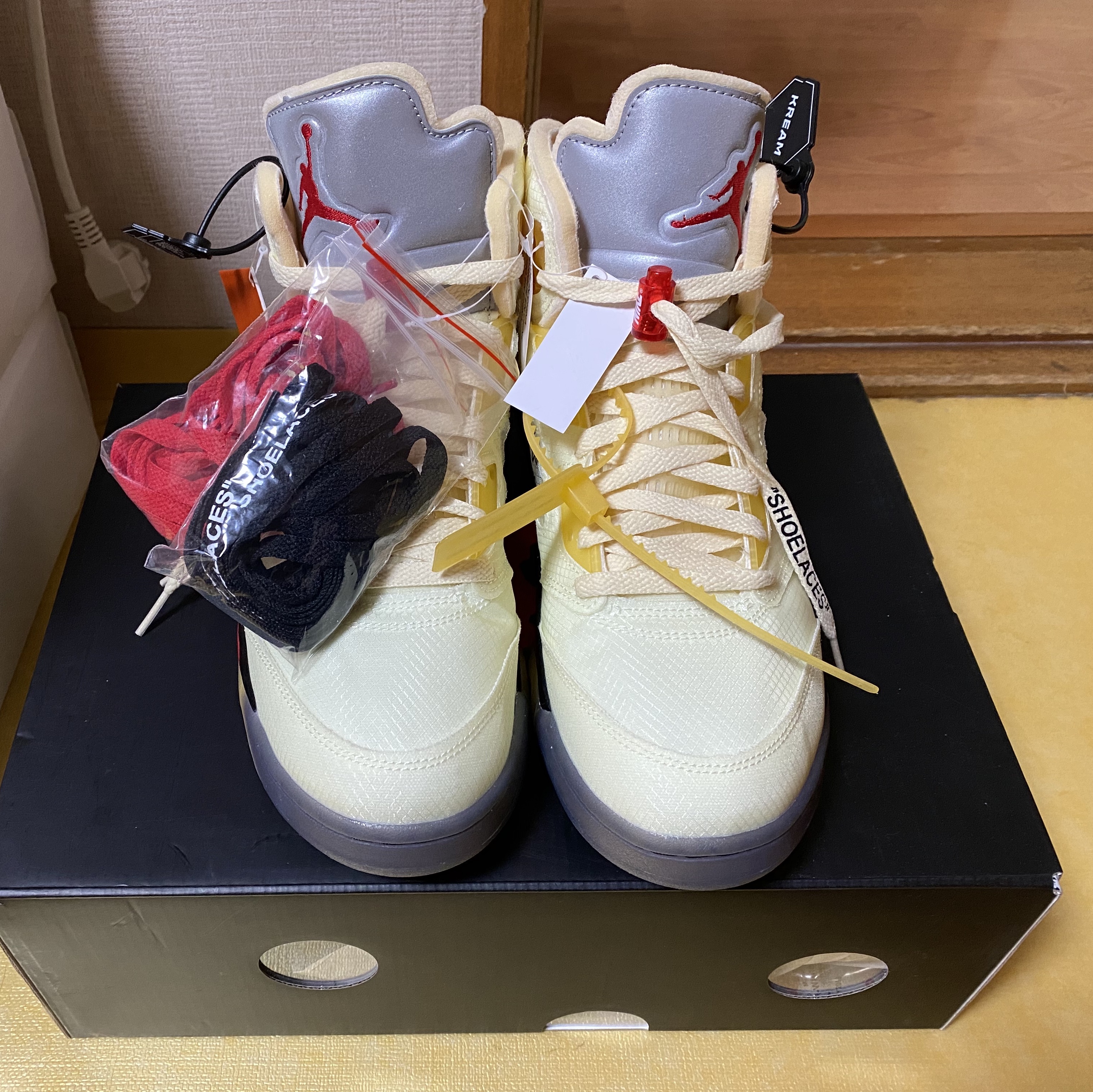 Jordan 5 x Off-White Retro SP Sail Fire Red 착용 스타일