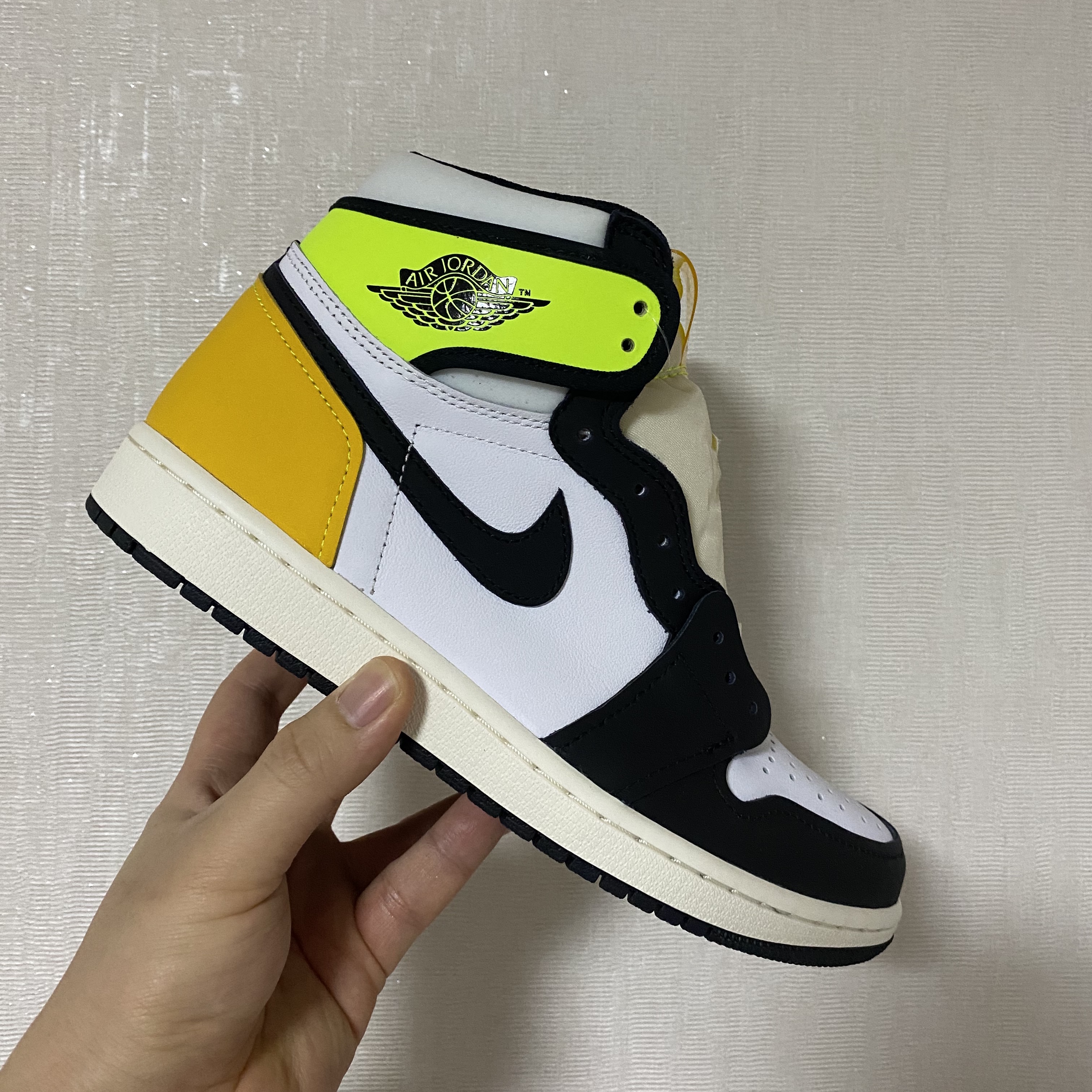 Jordan 1 Retro High OG Volt Gold 착용 스타일 - 1