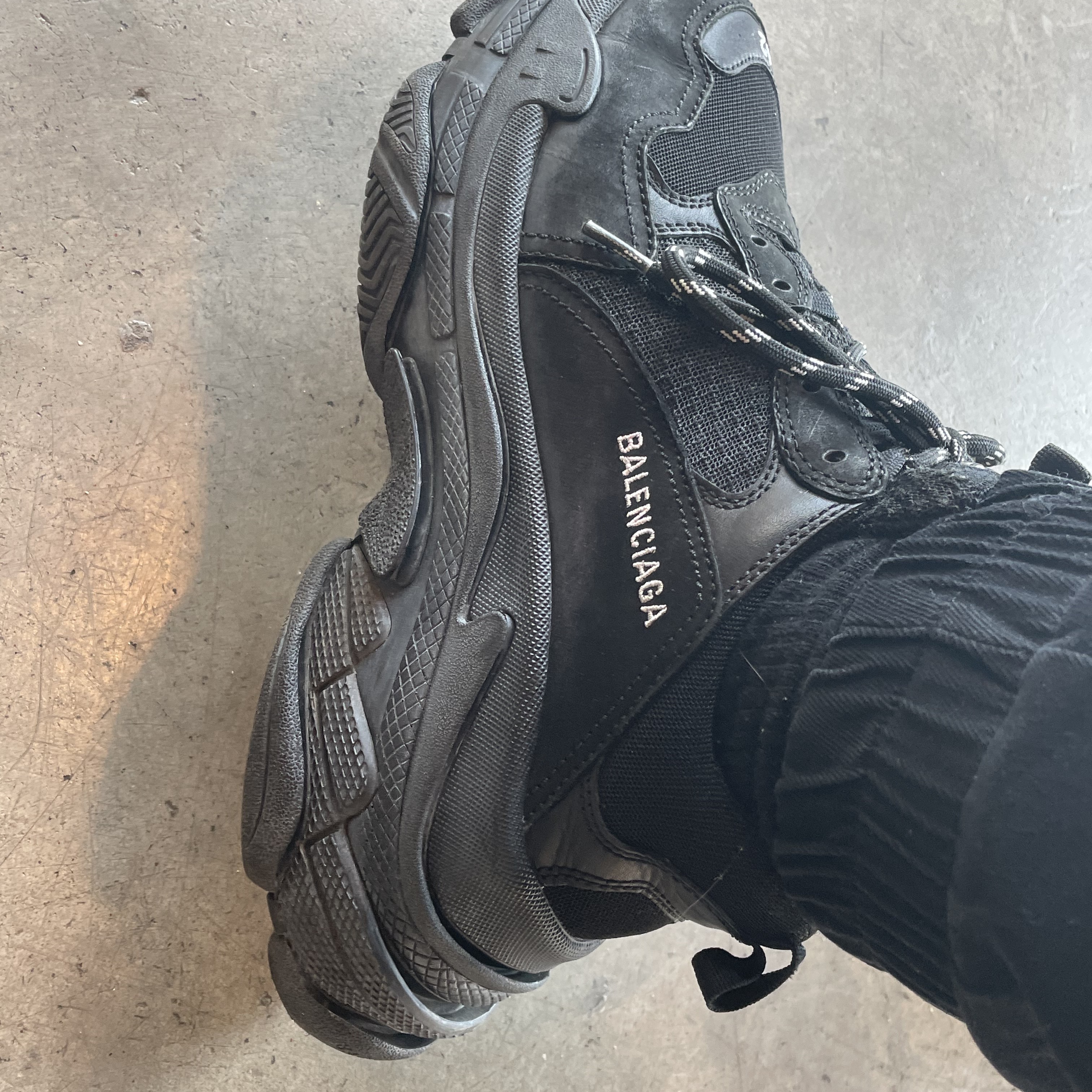 Balenciaga Triple S Black Clear Sole 2019 착용 스타일 - 2
