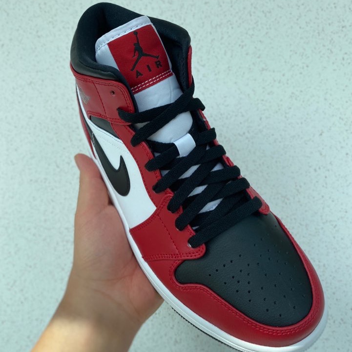Jordan 1 Mid Chicago Black Toe 착용 스타일 - 2