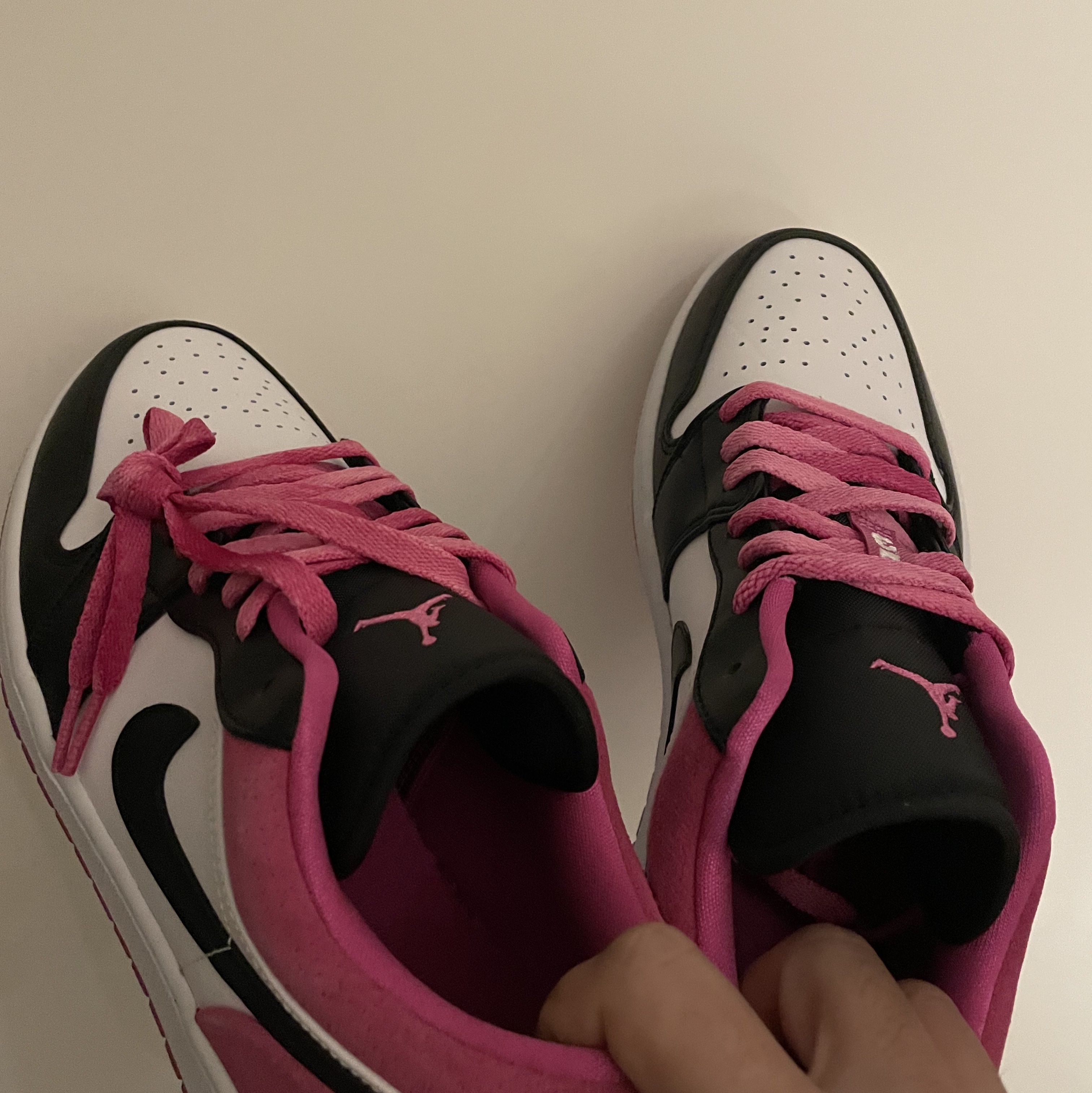 Jordan 1 Low SE Fuchsia 착용 스타일