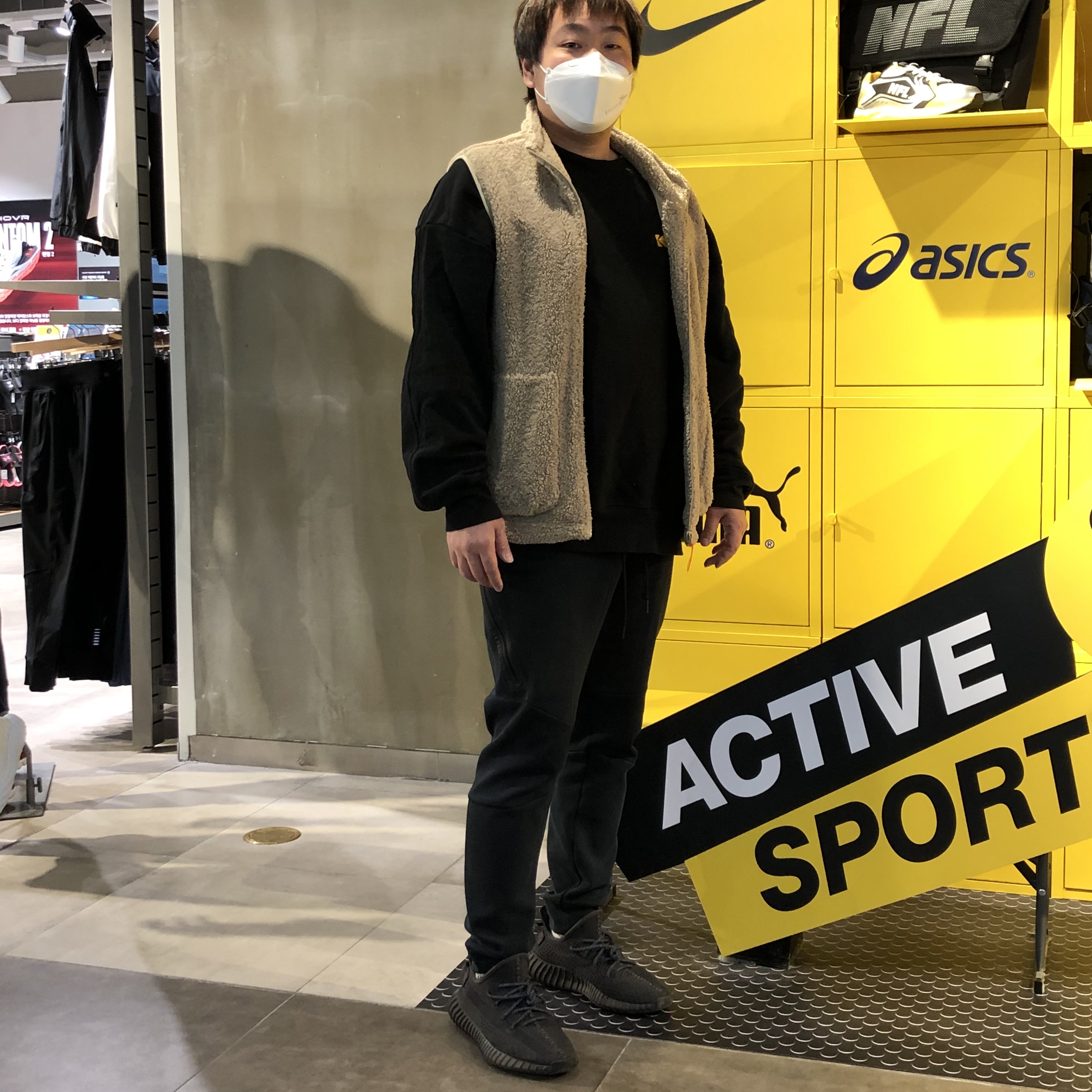Adidas Yeezy Boost 350 V2 Black - Non-Reflective 착용 스타일