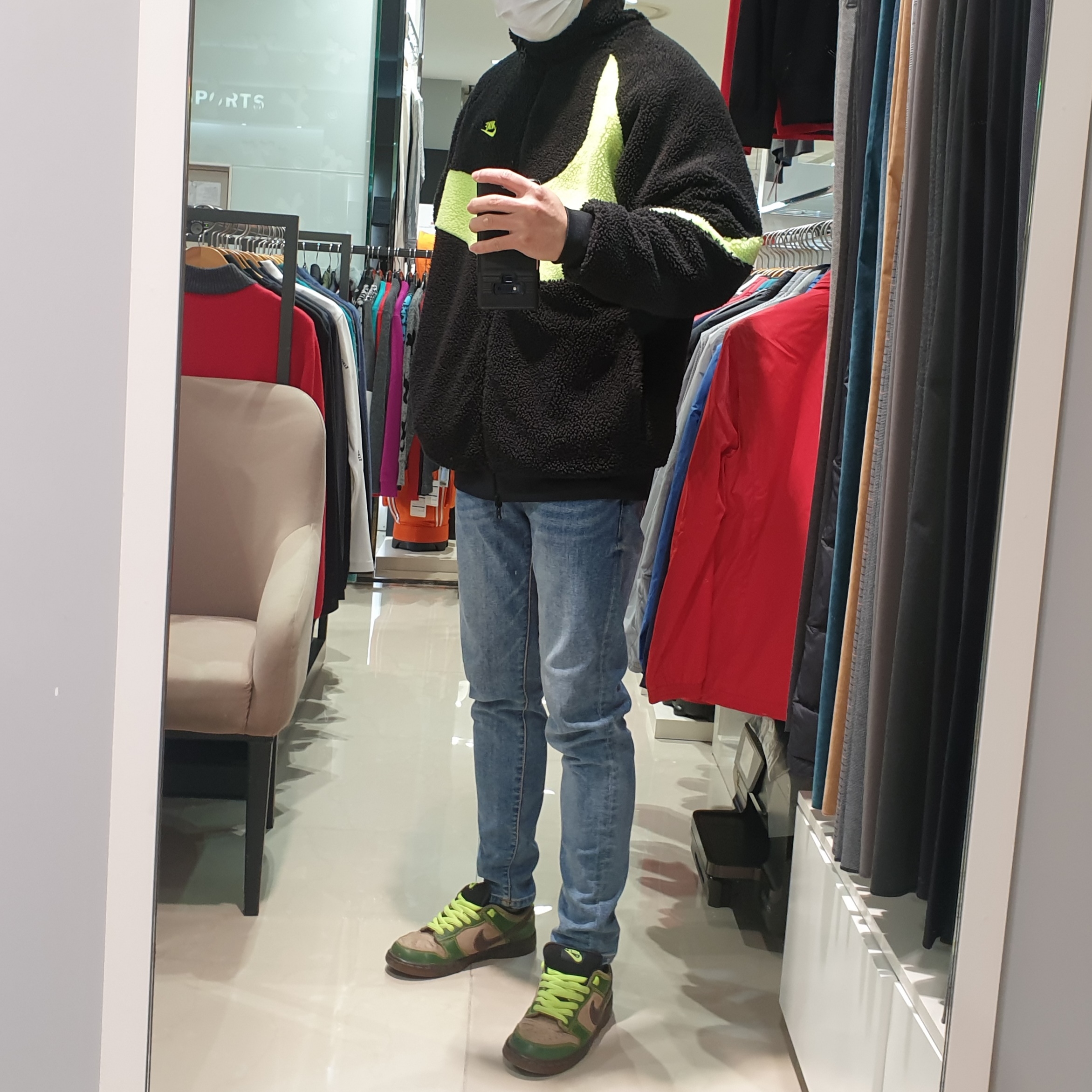 Nike Dunk Low Pro SB Jedi, Nike Big Swoosh Full Zip Jacket Black Volt 착용 스타일 - 1