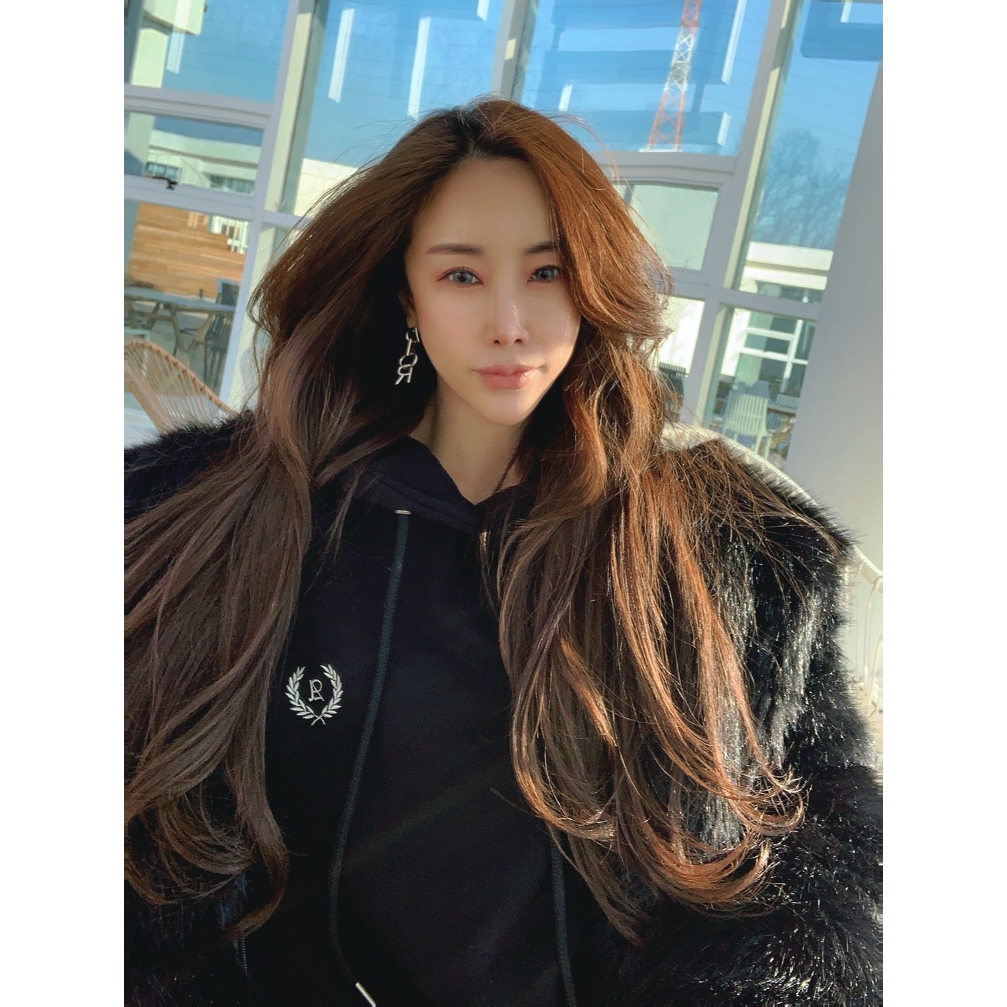 Nike x Ambush Dunk High Black, (W) Nike x Ambush Reversible Faux-Fur Coat Black 착용 스타일 - 5