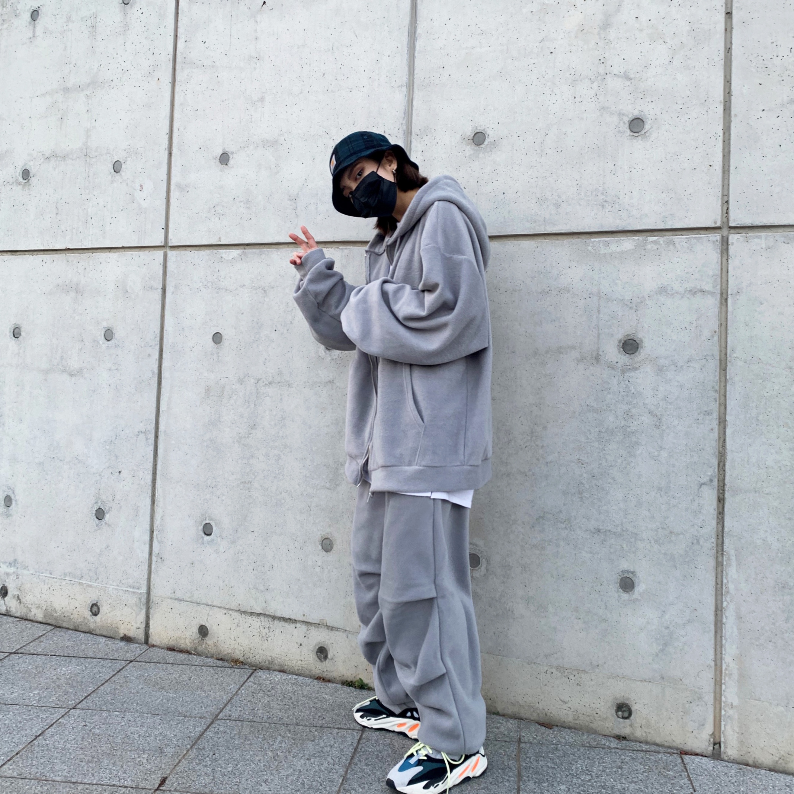 Adidas Yeezy Boost 700 Wave Runner Solid Grey 2017/2019 착용 스타일