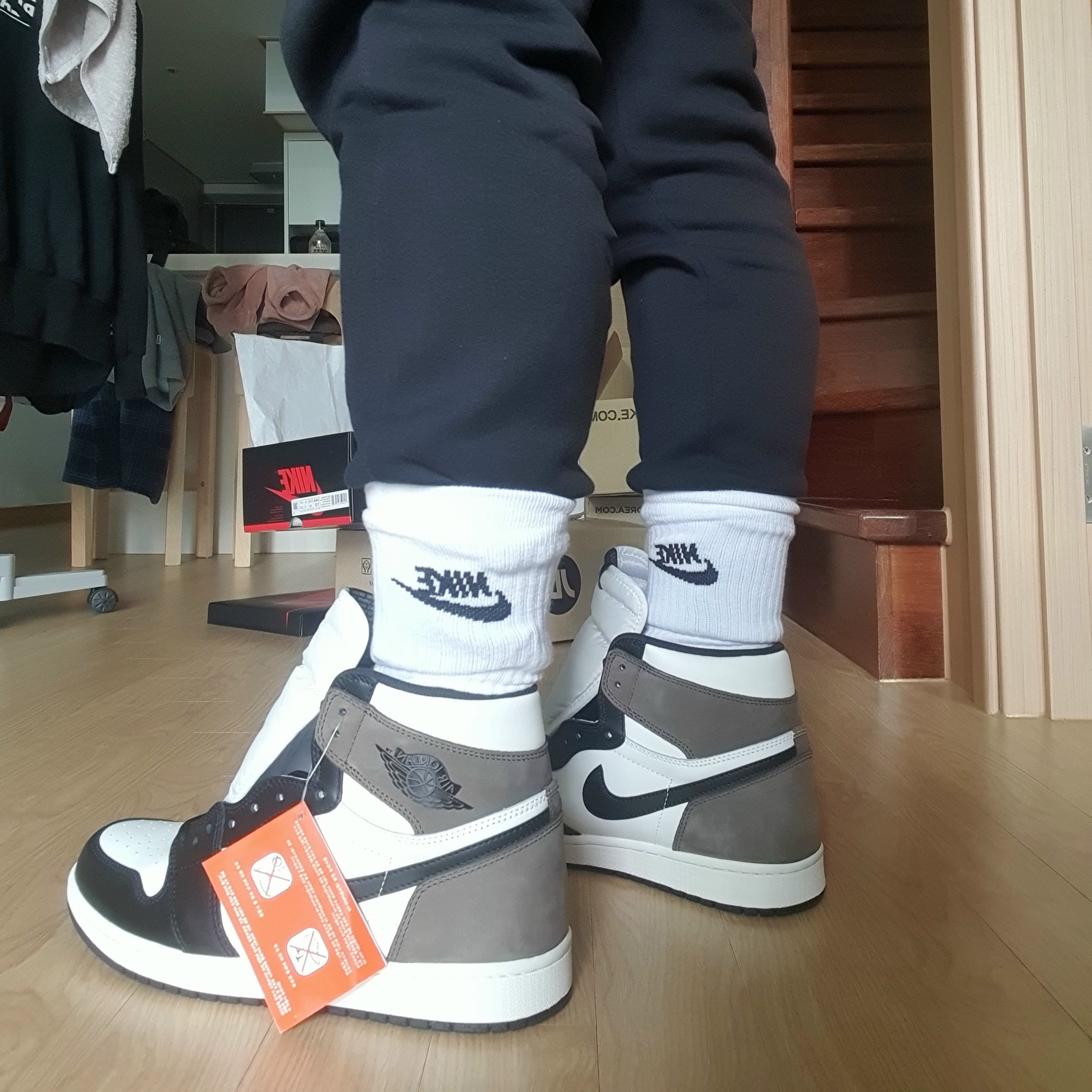 Jordan 1 Retro High OG Black Mocha 착용 스타일