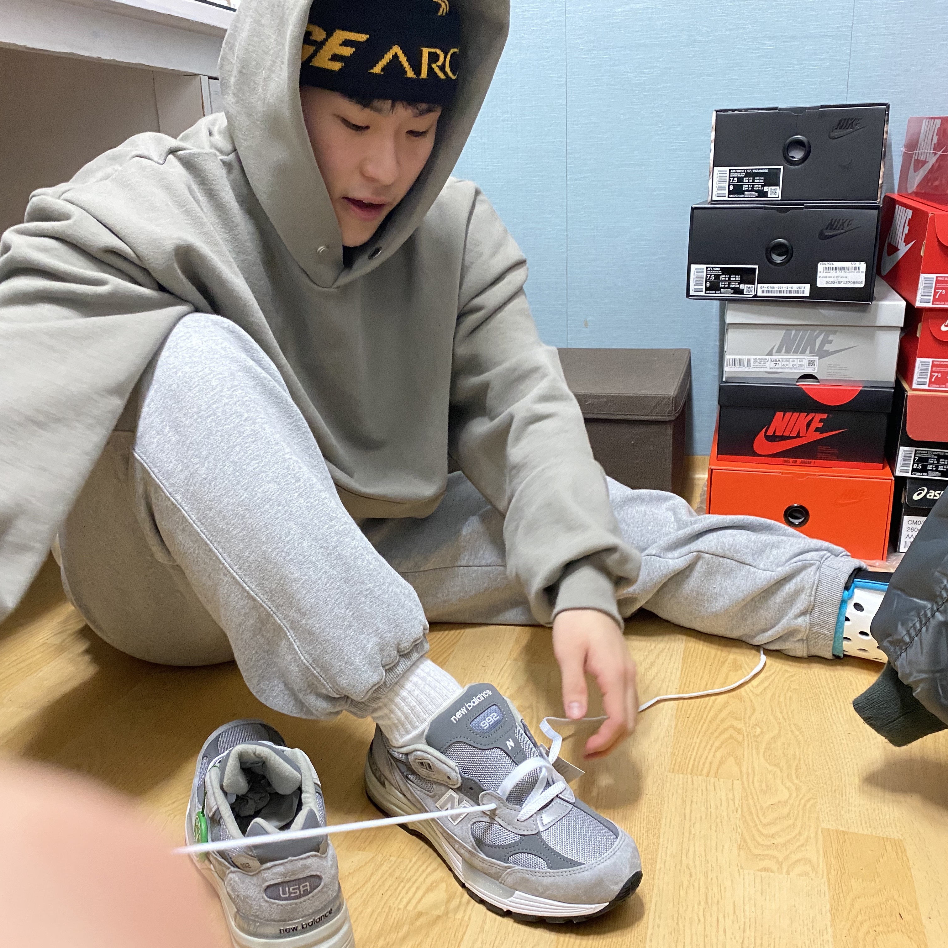 Palace x Arc'teryx Beanie Black - 20FW, New Balance 992 Made in USA Grey - D Standard 착용 스타일 - 4