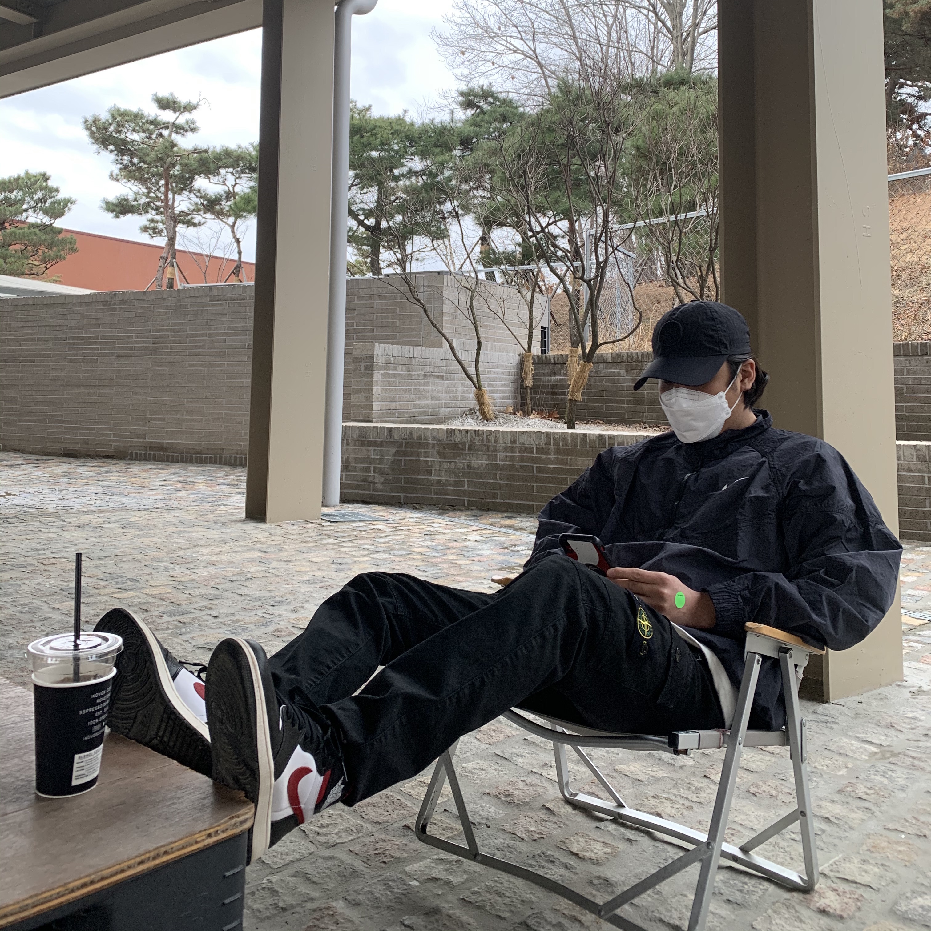 Nike x Stussy Windrunner Jacket Off Noir, Jordan 1 Retro High OG Gym Red 착용 스타일