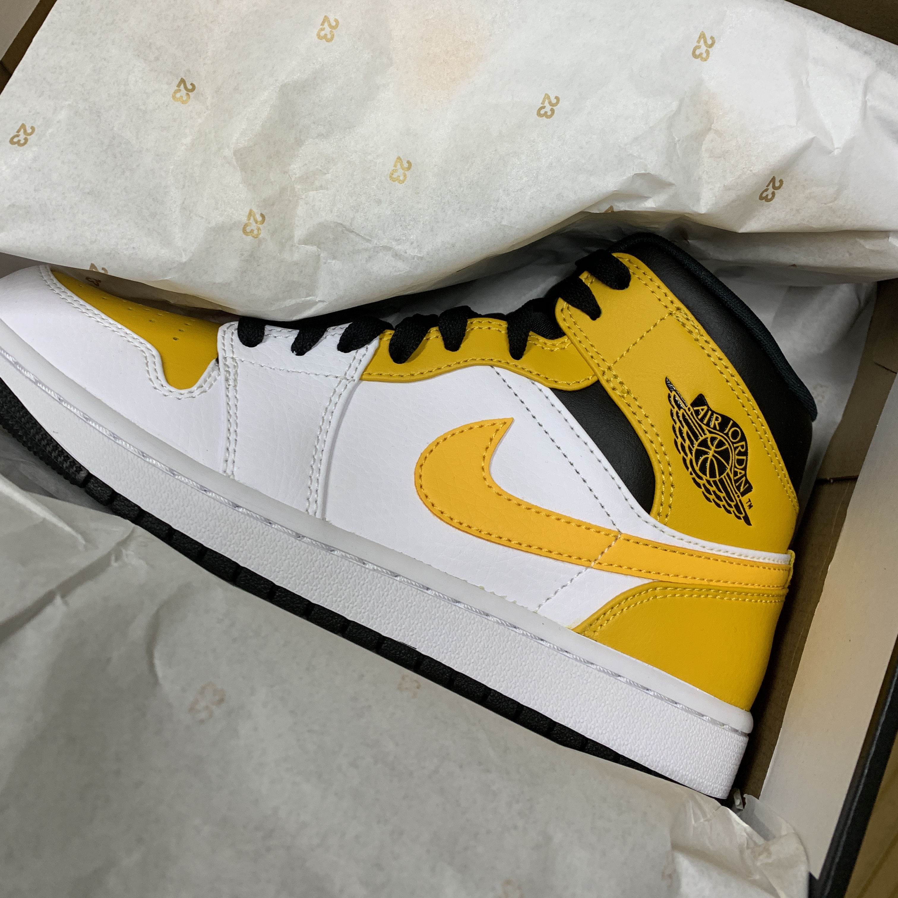 Jordan 1 Mid White University Gold 착용 스타일