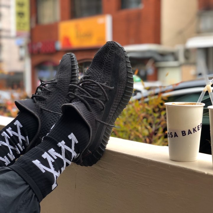Adidas Yeezy Boost 350 V2 Black - Non-Reflective 착용 스타일