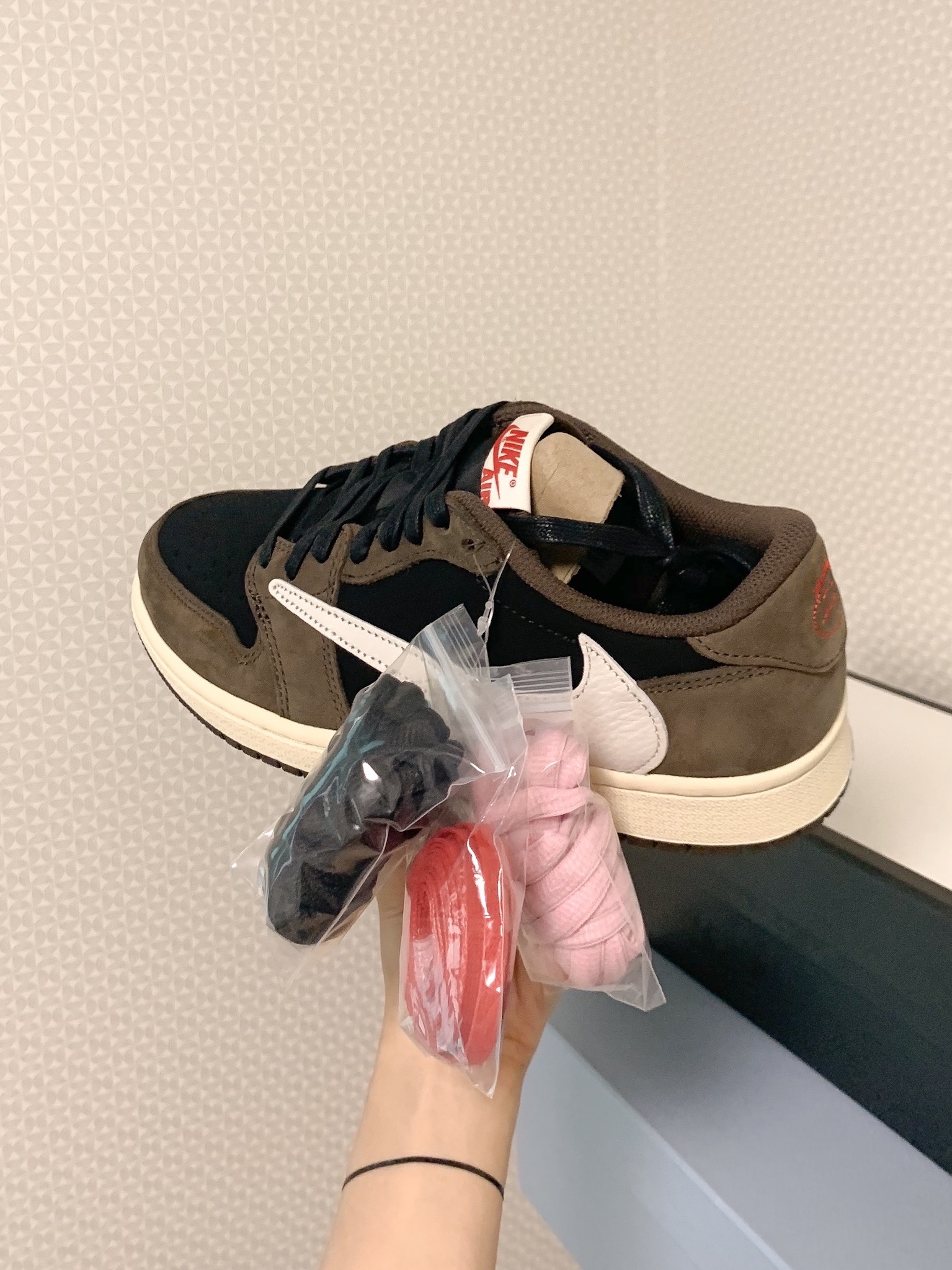 Jordan 1 x Travis Scott Retro High OG SP Mocha, Jordan 1 x Travis Scott Retro Low OG SP Mocha 착용 스타일 - 2
