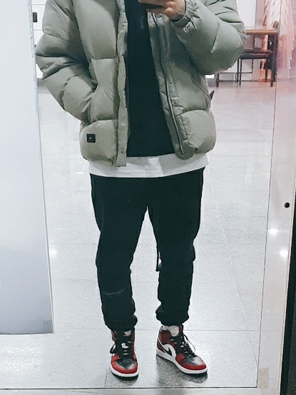 Essentials Sweatpants Dark Slate/Black 2020, Essentials 3D Silicon Applique Crewneck Dark Slate/Black 2020 착용 스타일