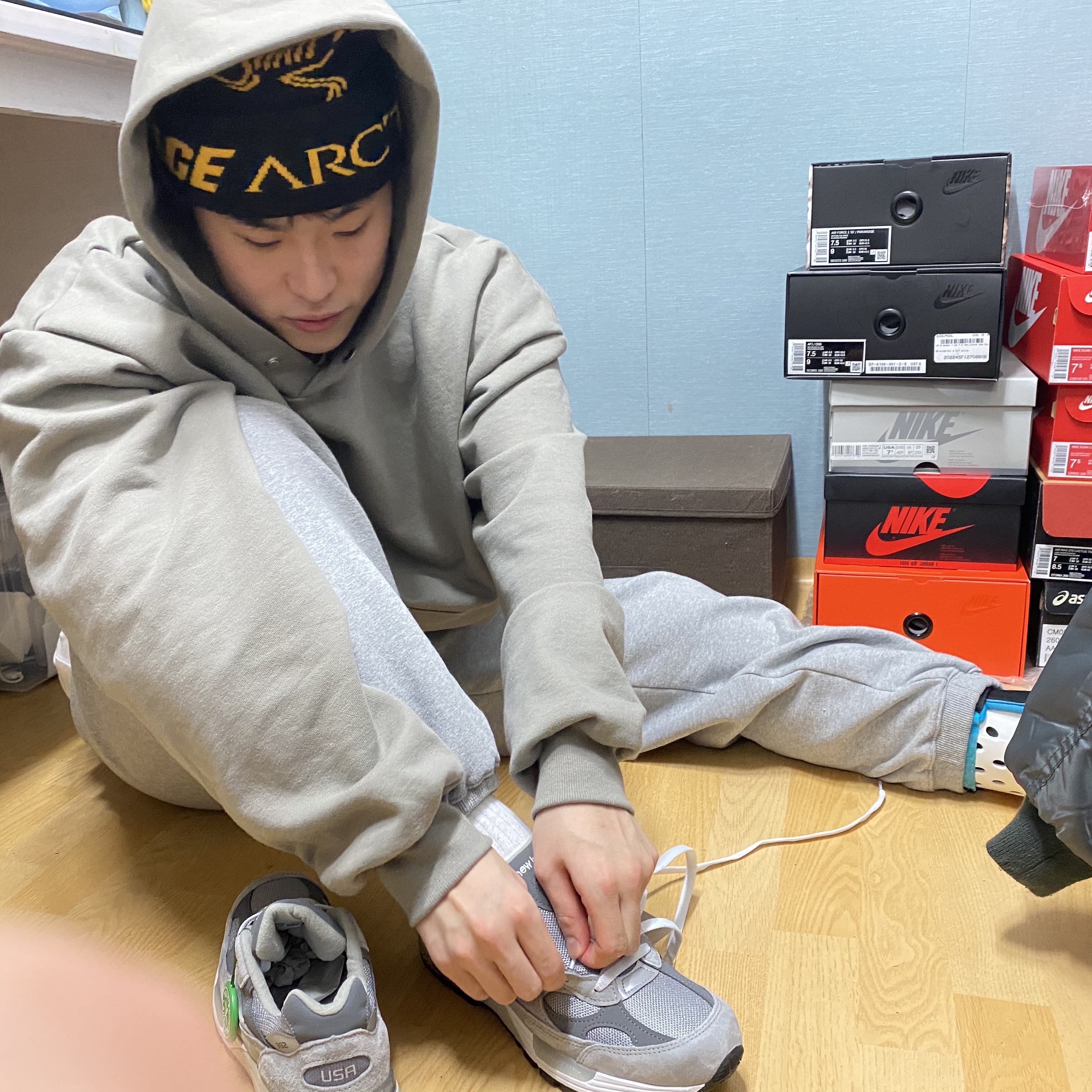 Palace x Arc'teryx Beanie Black - 20FW, New Balance 992 Made in USA Grey - D Standard 착용 스타일 - 5