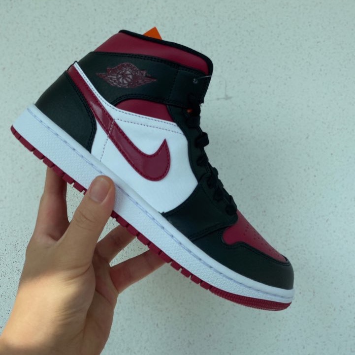 Jordan 1 Mid Bred Toe Noble Red 착용 스타일 - 1