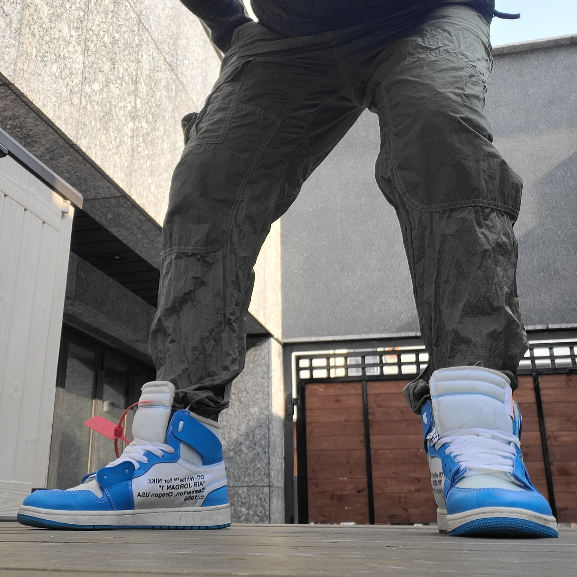 Jordan 1 x Off-White Retro High University Blue 착용 스타일 - 3