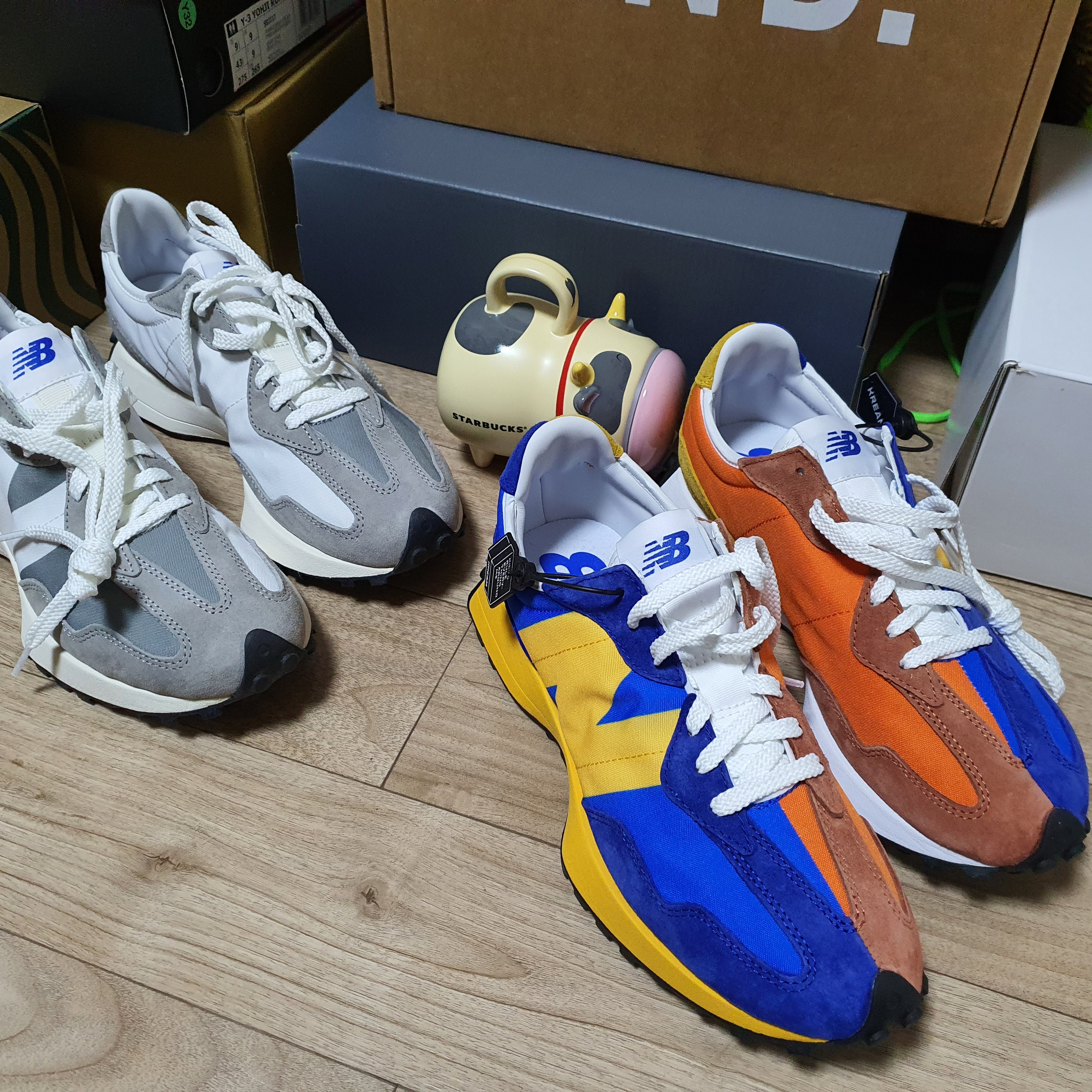 New Balance 327 Grey, New Balance 327 Blue Orange 착용 스타일 - 1