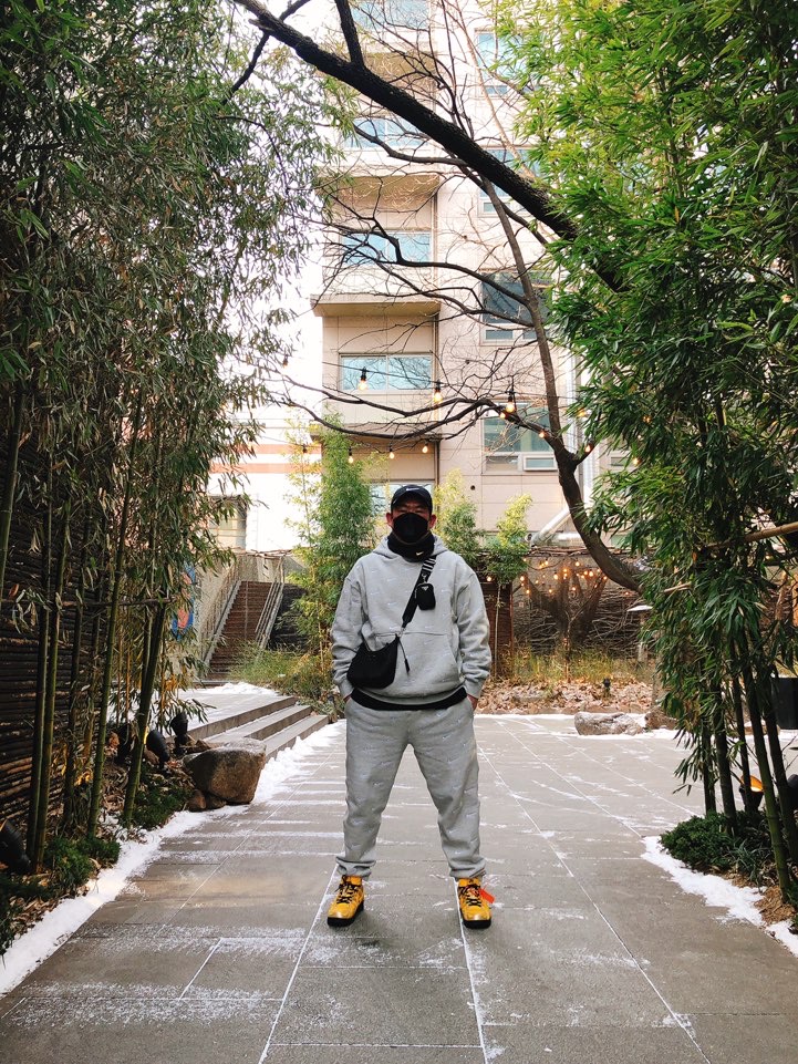 Nike x Off-White Air Rubber Dunk University Gold, Nike NRG Swoosh Logo Hoodie Grey Heather 착용 스타일 - 2