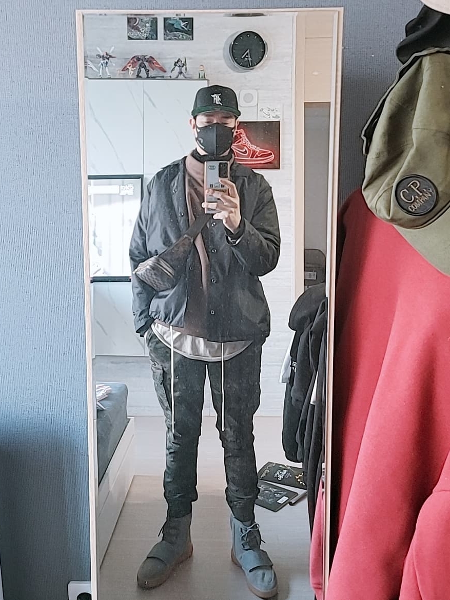 Adidas Yeezy Boost 750 Light Grey Glow In the Dark, Essentials Pull-Over Mockneck Sweatshirt Charcoal - 20SS 착용 스타일 - 2