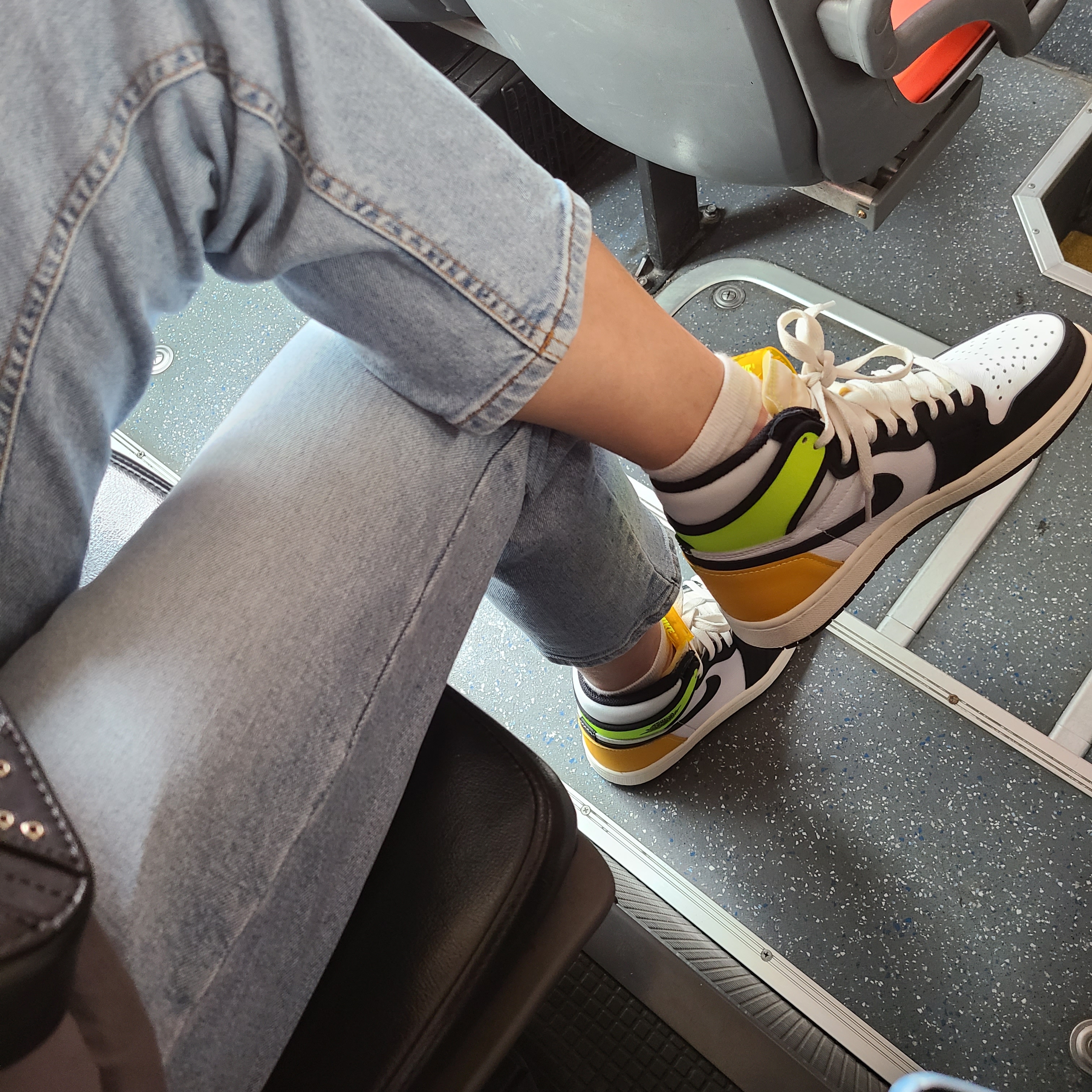 Jordan 1 Retro High OG Volt Gold 착용 스타일