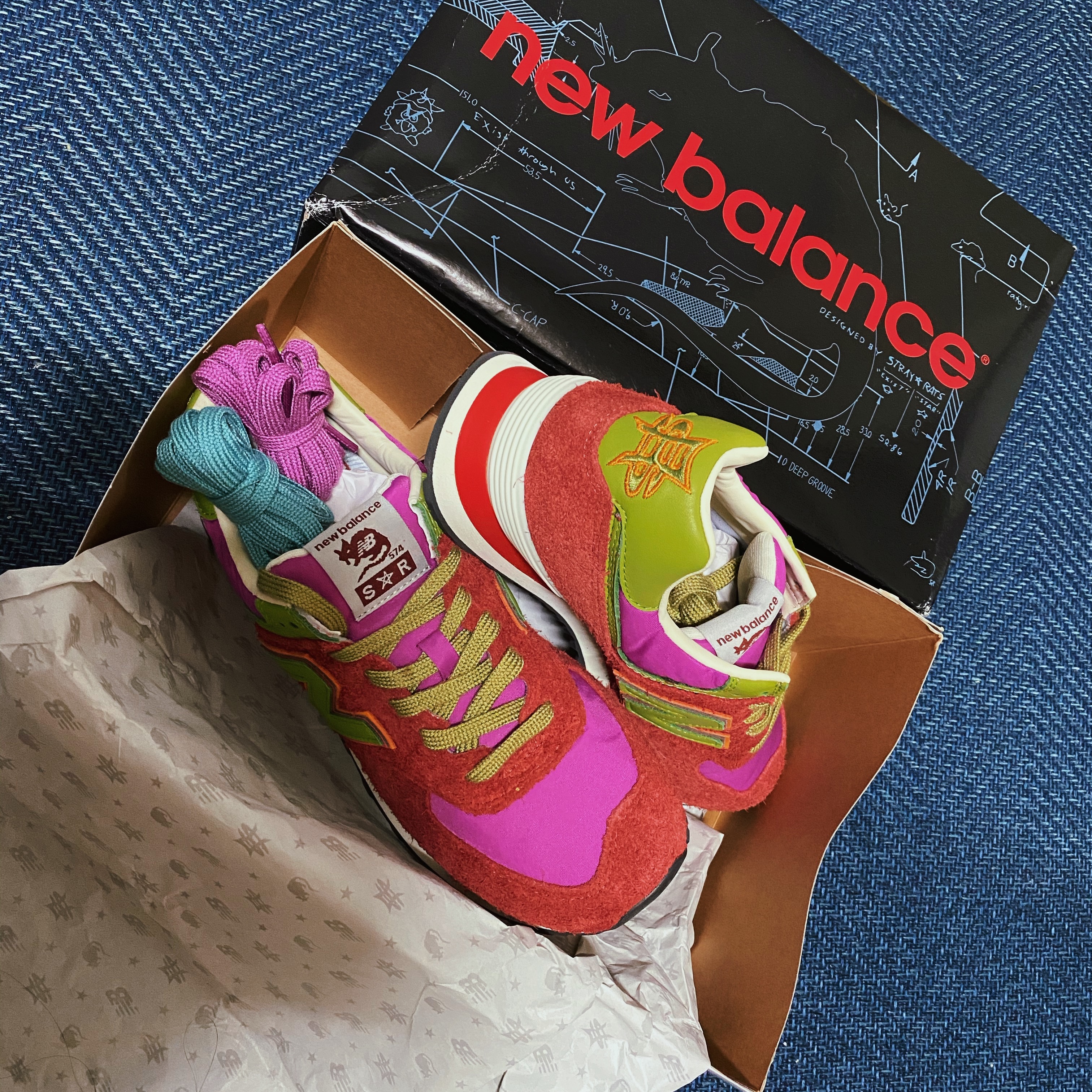New Balance x Stray Rats 574 Red 착용 스타일