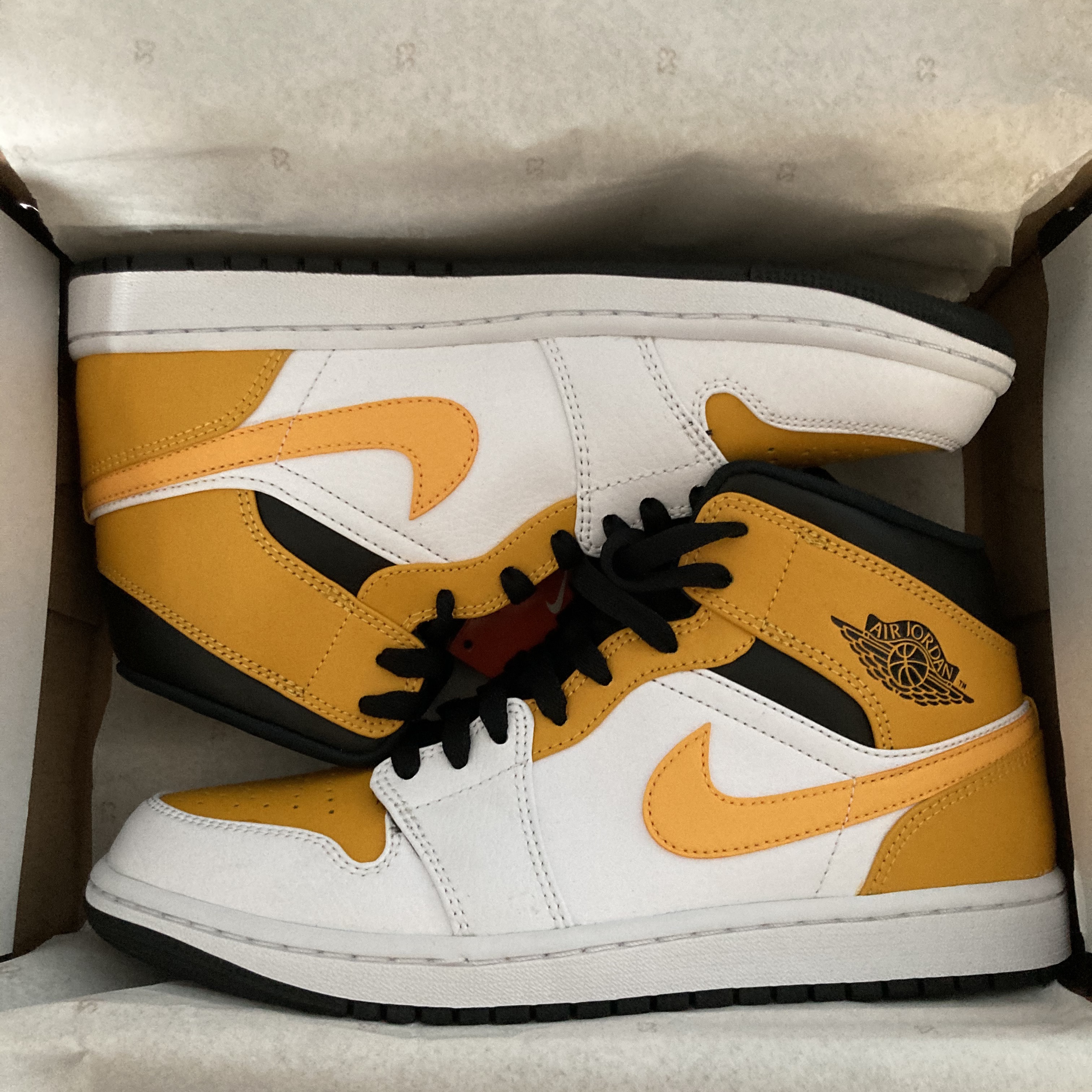 Jordan 1 Mid White University Gold 착용 스타일