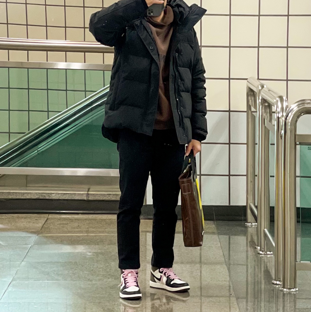 Jordan 1 Retro High OG Black Mocha, Essentials Logo Hoodie Brown/Rain Drum - Ssense Exclusive 착용 스타일