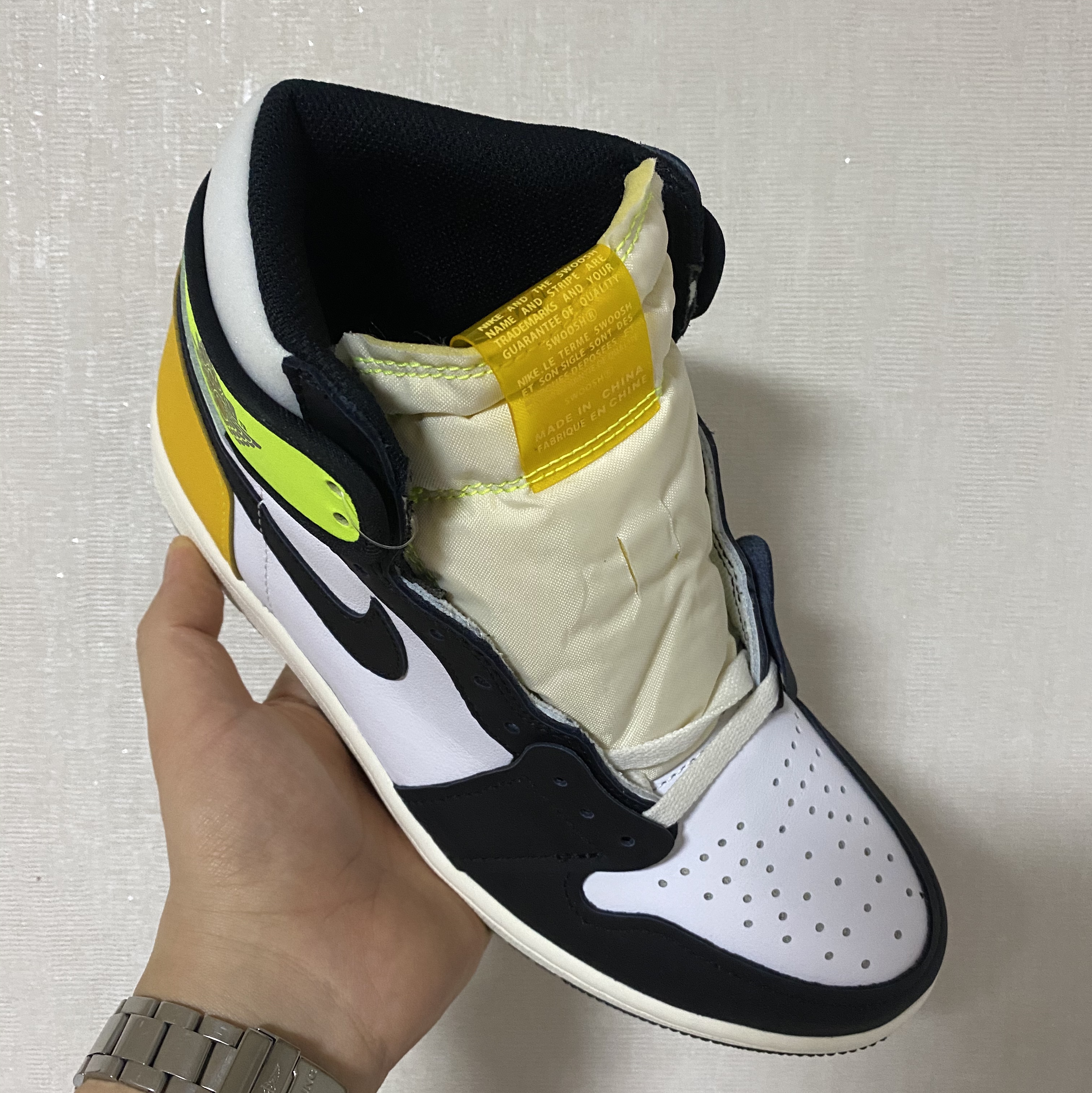 Jordan 1 Retro High OG Volt Gold 착용 스타일 - 2