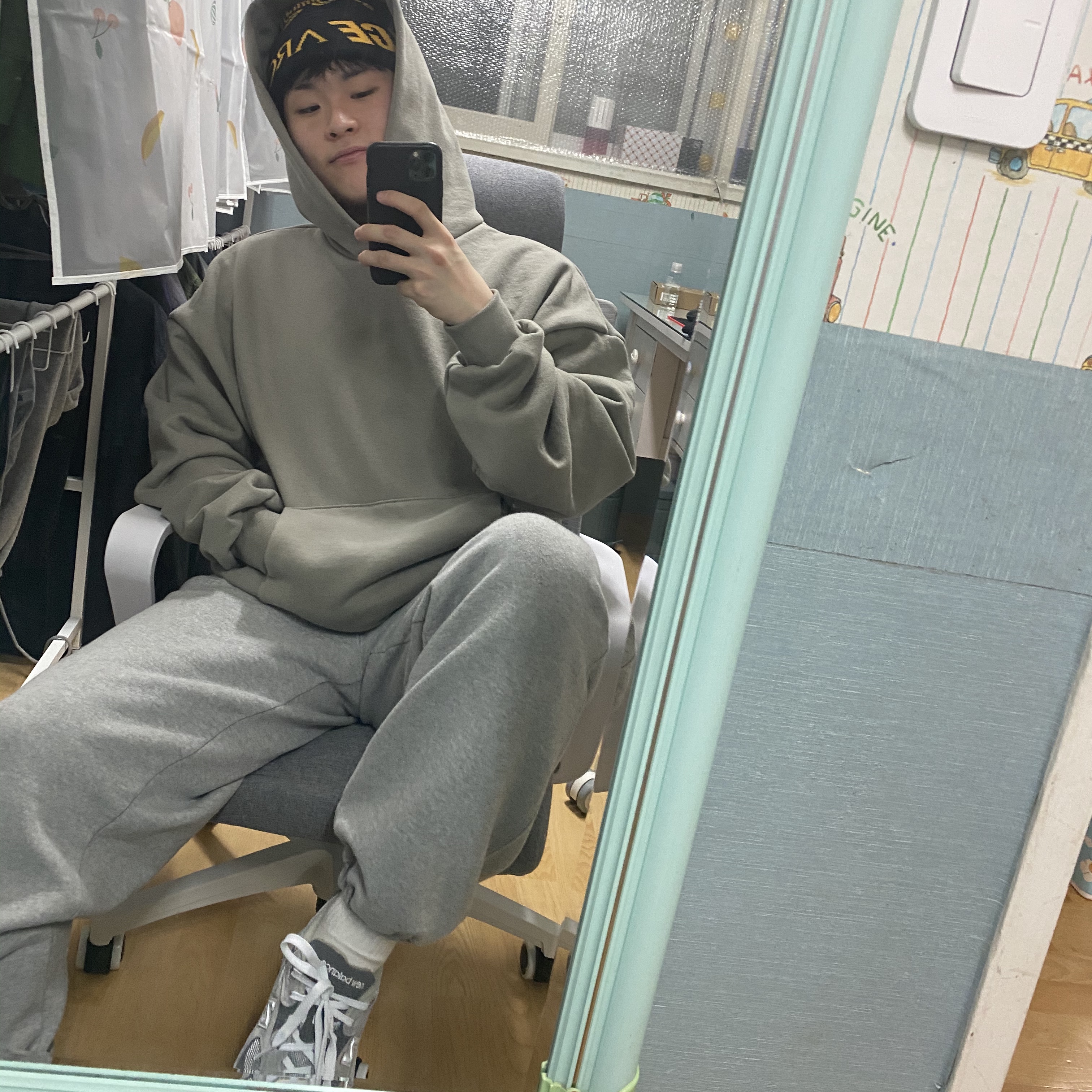 Palace x Arc'teryx Beanie Black - 20FW, New Balance 992 Made in USA Grey - D Standard 착용 스타일 - 3